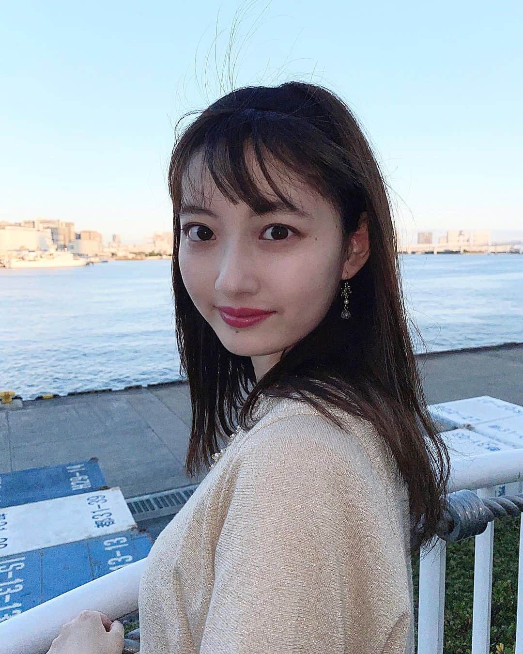 浅賀美咲のインスタグラム：「. 潮風は海の香りを運んできてくれるので好きです🌬 海に行って癒されたいなぁ💕  今日はミス成蹊5人で撮影してきました✨ 久しぶりに会えて嬉しかったです🎶  ミスコン活動はますます忙しくなりますが、こういった経験が出来ることに感謝しつつ、楽しみながら頑張りたいと思います😊  今日の投票もお願いします🤲 #浅賀にポチ  #ミス成蹊 #ミス成蹊コンテスト#ミス成蹊コンテスト2020 #ミスコン #ミスコンテスト #ミスコンファイナリスト」