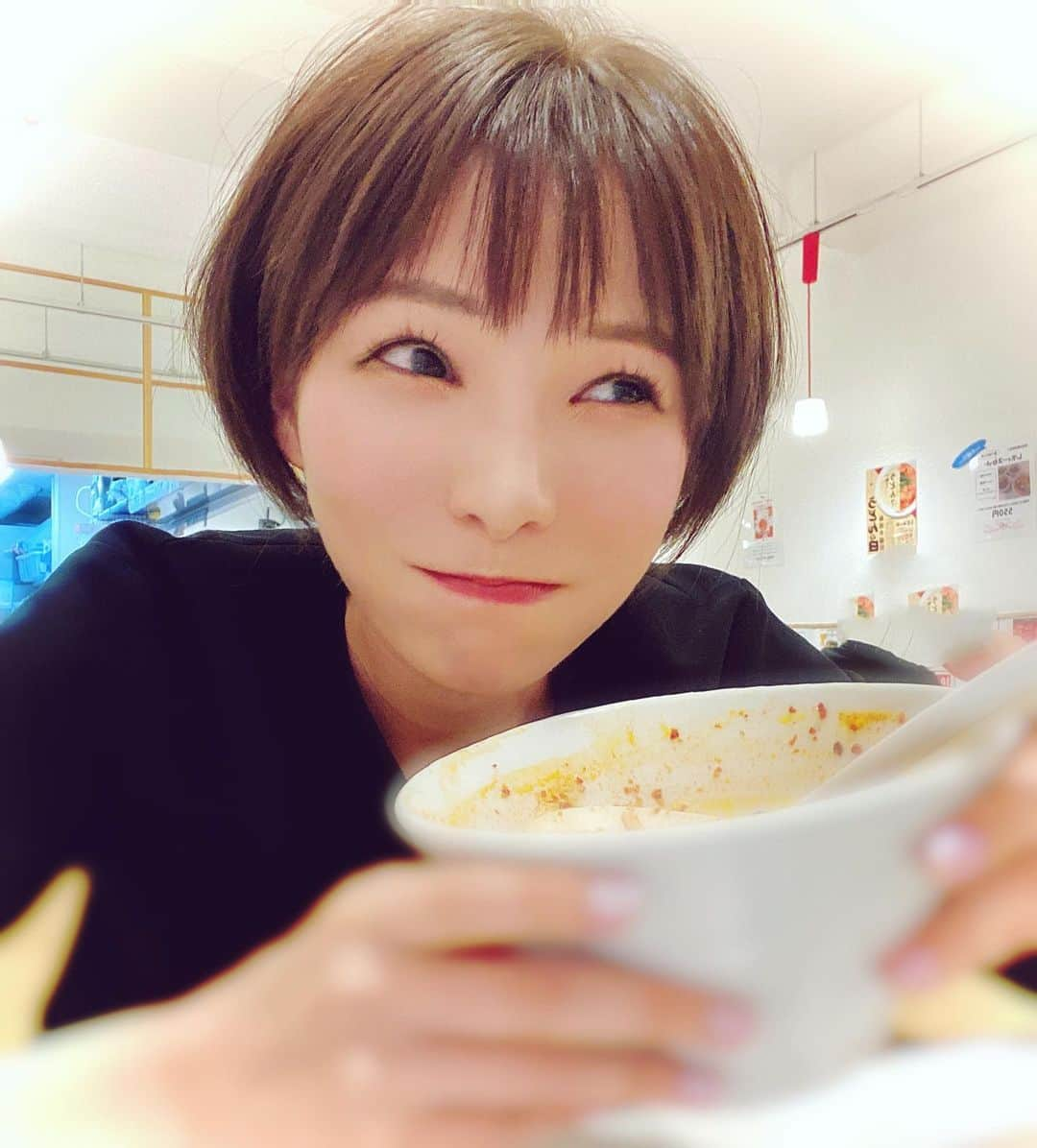 宮崎まこさんのインスタグラム写真 - (宮崎まこInstagram)「激辛たいむ🌶 ん～ま～いう～🌶の顔。  伝わる？？   キチンと旨み成分。ぺろりんちょですわよ。うふふ  ちなみに宮崎県のご当地グルメです。  あれ？宮崎…🥴  ↓↓↓↓↓↓↓↓↓↓↓↓ 辛麺屋一輪  水道橋店 ↑↑↑↑↑↑↑↑↑↑↑↑   #髪型 #ヘアアレンジ #激辛　#激辛女子 #followmeplease #instalove #follow4like #japanesegirl #インスタ映え #激辛グルメ #激辛チャレンジ #美容室 #美容 #タビジョ #ダイエット　#旅行好きな人と繋がりたい #釣り #釣りガール　#辛麺屋一輪 #ootd #ありえへん世界 #自撮り女子  #激辛ラーメン  #ご当地グルメ  #イチナナ #ヘルシーラーメン #女子会 #水道橋グルメ #辛麺 #宮崎グルメ」10月3日 22時37分 - makomiyazaki