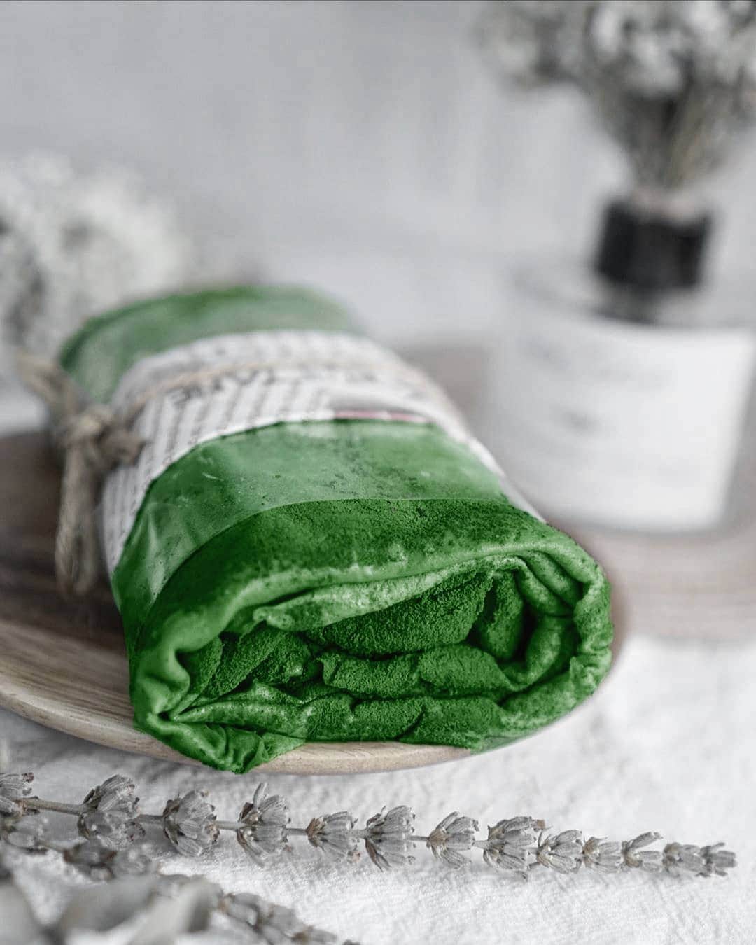 Matchæologist®さんのインスタグラム写真 - (Matchæologist®Instagram)「Tag your #MatchaMates who would go crazy 😍 for this #Matcha Towel Roll filled with delicious Matcha #Pudding beautifully captured by @fredadafoodie!  . We’ve got you covered if you’re craving the captivating taste of matcha green tea 🌿 — the ultimate superfood that you can incorporate into any of your favourite creations! Try our Midori™ Matcha. It’s a perfect matcha grade for use in any delicious matcha recipes. 🍰 . 👉 Click the link in our bio @Matchaeologist to find out more about our premium-quality matcha. 🍵 . Matchæologist® #Matchaeologist Matchaeologist.com」10月3日 22時40分 - matchaeologist