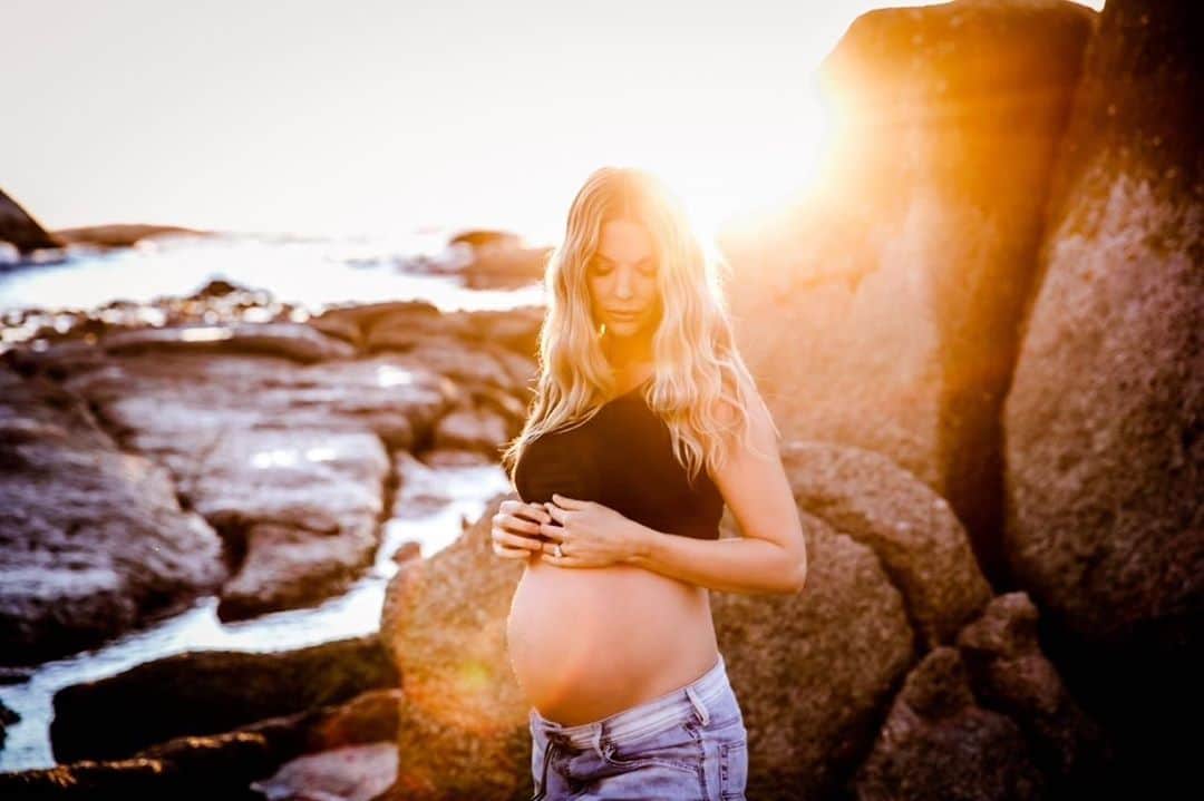 ジョーディ・スミスのインスタグラム：「Not long now @lyndall_m_smith 📷 @nickystowephotography #pregnant」