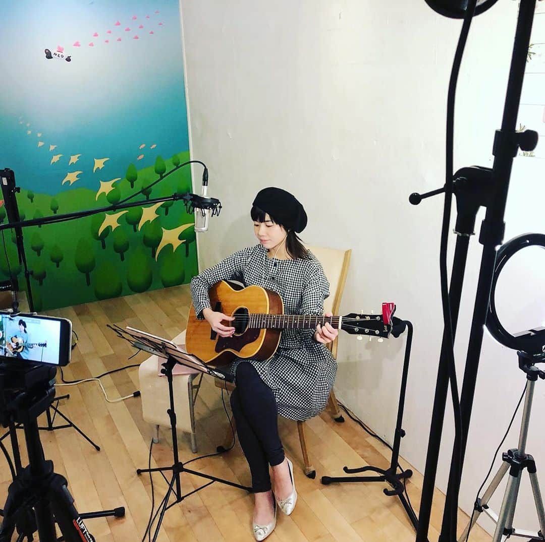 辻香織のインスタグラム：「明日(10/4日) ほぼ初の、 insta Liveやってみます。 22時くらいからかな。  リクエスト曲などありましたら、 コメント欄にお願いいたします❣️  ワクワク。  #辻香織  #明日 #instalive  #やってみる」