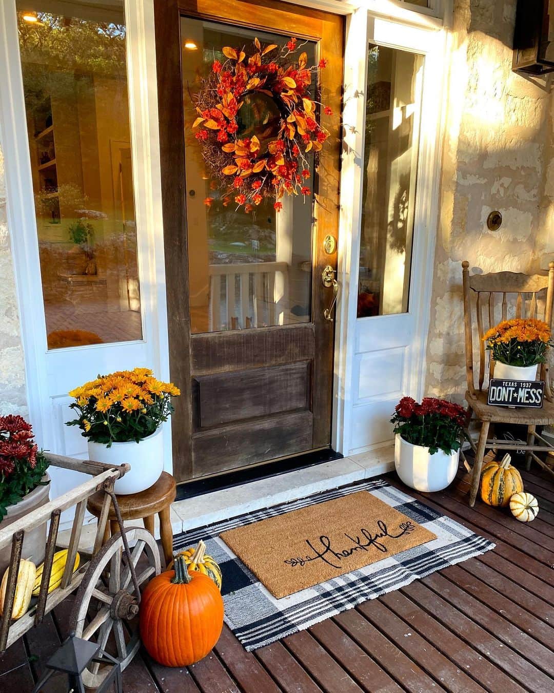 Sazan Hendrixさんのインスタグラム写真 - (Sazan HendrixInstagram)「Happy weekend! Decorated our front porch this week with all the fall things! 🤗 I never realized how fun decorating can be. It’s totally becoming a little creative outlet for me to pour some heart into! Love a good before and after (swipe) 🍂🤎✨🎃#falldecor #home #frontporch #cozyvibes」10月3日 22時47分 - sazan