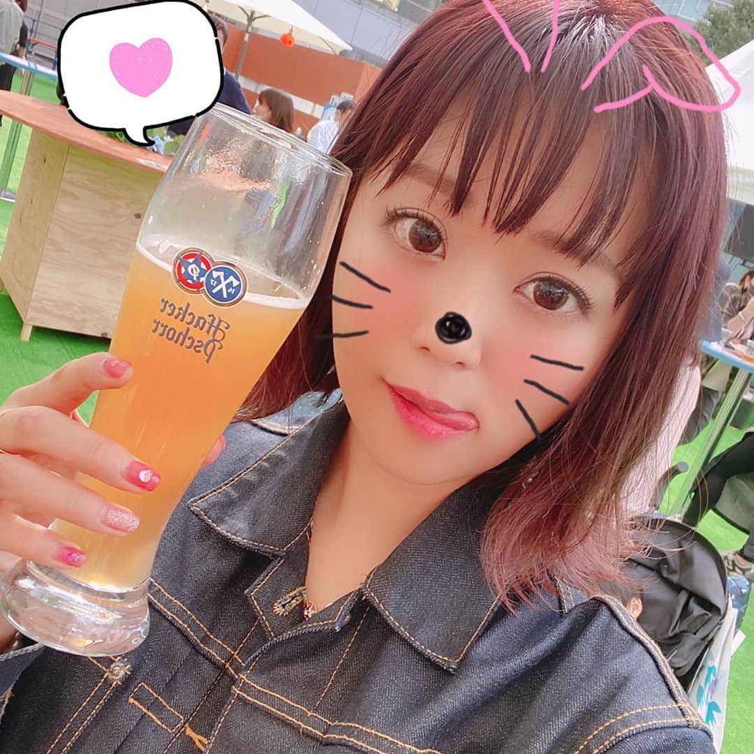 井口裕香さんのインスタグラム写真 - (井口裕香Instagram)「🍻 お仕事終わりにどっひーＰとオークトーバーフェスト！ まさかこんな素敵な催しがやっていたなんて〜🤩🍺✨ わたしのオススメはコレ！ 桃の風味のビールです〜😋🍑 かわゆい店員さんに注いでもらったビールは、さらに美味しく感じるのでしたん…でへへぇ🥴💗」10月3日 22時50分 - ooo31_iguchiyuka_31ooo