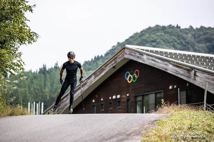 渡部暁斗さんのインスタグラム写真 - (渡部暁斗Instagram)「The weekend started with an interval training with autumn outfit🍁  #goldwin #fischerski #oakley #swix #poc #アミノバイタル #バスクリン  📷 @ayakubota15」10月3日 22時52分 - wtbakt