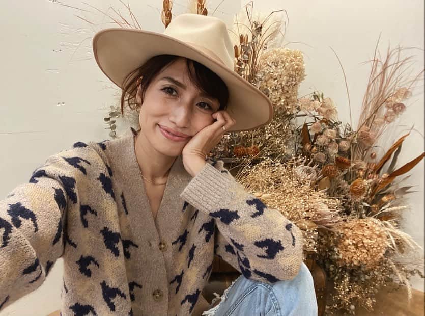 eiko kagamiのインスタグラム：「. . @sandlessmoon  インスタライブ、おじゃまさせて頂きました🙇🏽‍♀️❤︎ 撮影もライブも本当に毎回楽しくて、笑いが絶えないチームの皆さまに感謝です!!🌙🤎 ありがとうございました✨ . みんなで色悩みましょう😂🙏🏽 . . . . . #sandlessmoon  #サンドレスムーン #大人ボヘミアン #ボヘミアンスタイル #大人カジュアル #カジュアルコーデ」