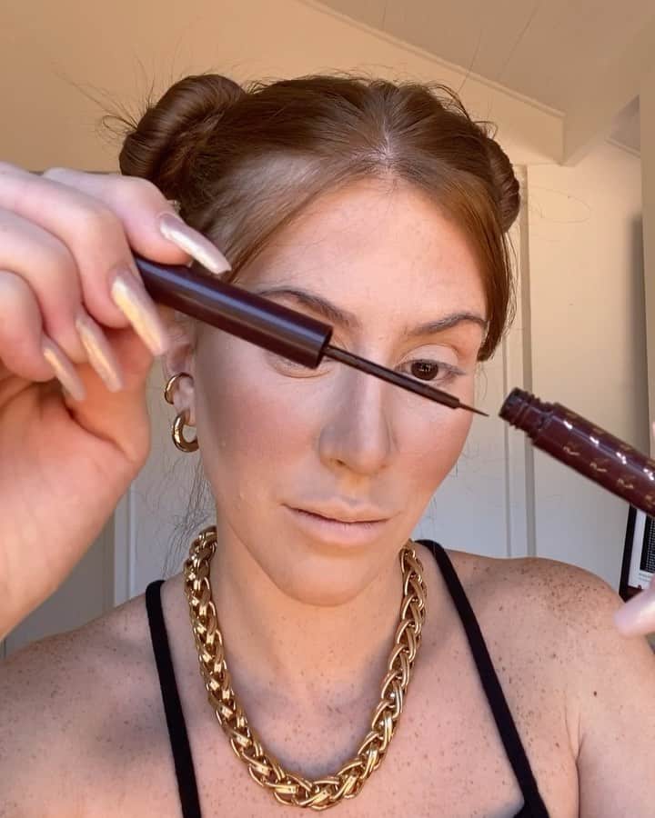 マリ・マリアのインスタグラム：「Alerta spoiler ❤️❤️ é o delineador mais fino da vida!!!! 🤩 @marimariamakeup」