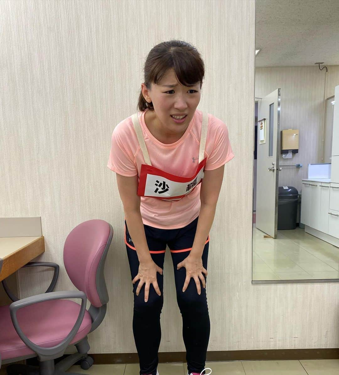 沙羅さんのインスタグラム写真 - (沙羅Instagram)「オールスター感謝祭🏃‍♀️💨マラソン疲れたー‼️笑﻿ 応援してくださったみんな、ありがとうございました‼️﻿ 最初の5秒くらいだけ1位だったけど、半周でバテました😨笑﻿ 前回参加させてもらった時は、赤坂の桜並木道を走って﻿ 「あやせ頑張れー😆笑」って応援してもらったけど、今回は静かで、もくもくと走りました。その分、スタッフのみなさまの応援や、純烈さんの応援ソングにかなり励まされました✊嬉しかったです💖感謝🍀﻿ ﻿ 写真は、1ヶ月で15kgやせたシャッチーと、2ヶ月で6kg太った私です。。。﻿ あとドラゴンボール軍団面白かったです。笑﻿ あと森脇さん安定の空気感で面白かったです。笑﻿ みなさん、ありがとうございました☺️﻿ ﻿  #TBS﻿ #オールスター感謝祭﻿ #緑山ミニマラソン﻿ #沙羅　#ものまね﻿ #綾瀬はるか さん﻿」10月3日 22時59分 - sarapika128