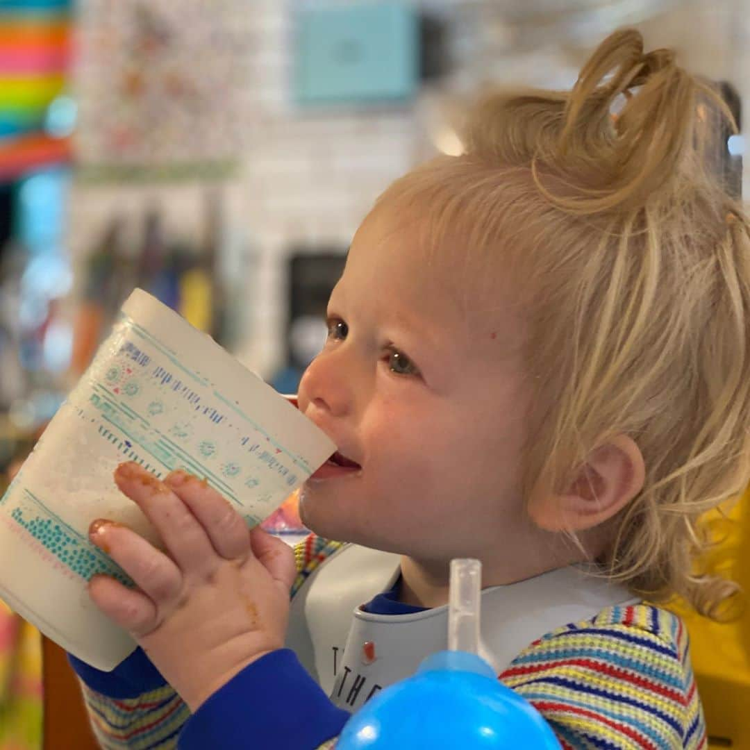 ウェイン・コインさんのインスタグラム写真 - (ウェイン・コインInstagram)「Baby Bloom drinking, by himself,  for the first time from a regular cup...we should ALL try to remember to be this happy and satisfied at the little achievements that we so easily take for granted..I say this because today is the first day in a week that I’ve been able to eat ( almost anything ) without cringing in pain from a bite that I self inflicted on my tongue.. uuhhhg!!! So .. with great joy and relief and ease I am having breakfast with Baby Bloom and ... Ha...biting your tongue is such a motherfucker... man.. the power and force of your teeth and jaws... it’s amazing it all works ( usually) without us even knowing it..」10月3日 23時10分 - waynecoyne5