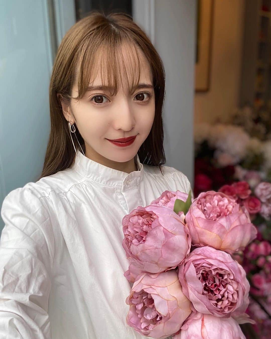 平木愛美のインスタグラム：「#花のある暮らし 🥀 というかんじで、日々お花に囲まれてる。happy🕊 今おうちのリビングのダイニングテーブルがひとまずお花で溢れております。笑  関係ないですが、この頃は金木犀の香りに秋の癒しを感じてる〜！  夏が好きで冬の寒さは苦手だけど、  この季節の変わり目のなんだかきゅんとする気温、好き。 結局、四季が大好き。  #manaminflowers #金木犀」