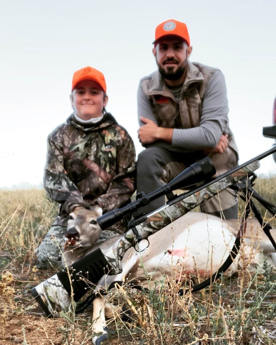 ジェイ・ミルズのインスタグラム：「Kids + the outdoors = cure to a pandemic #SDYHA #BigBrothersBigSisters #Cabelas」