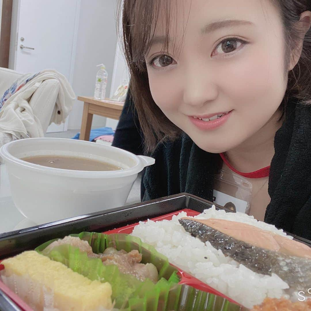 詩月まどか（詩月圓）のインスタグラム：「いつかのお弁当とまどか🍱✨✨  #ランチ #lunch #お弁当 #好吃 #美味しい #撮影 #ガウン #和食 #健康 #健康ごはん #sod #休憩 #鮭」