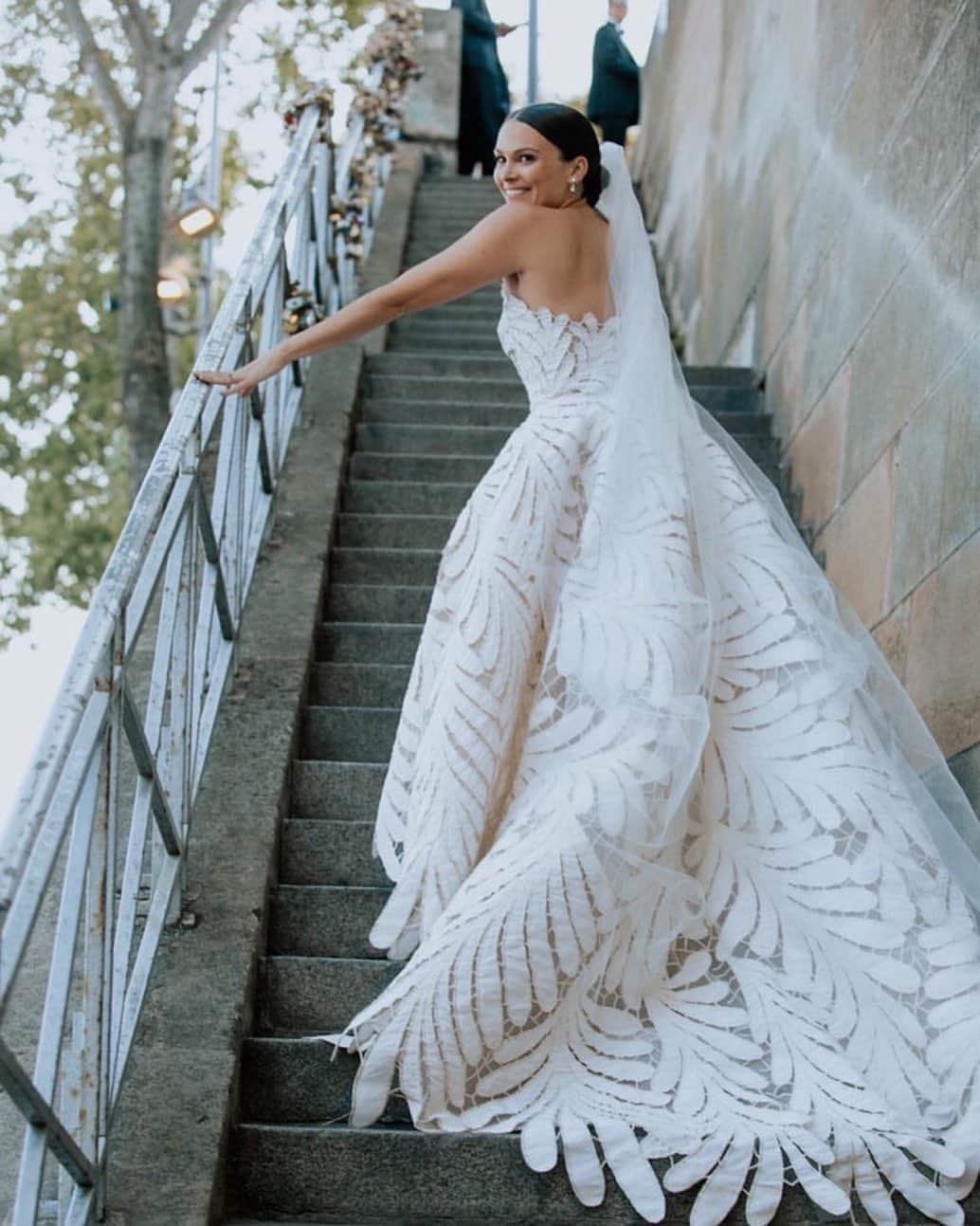 オスカーデラレンタさんのインスタグラム写真 - (オスカーデラレンタInstagram)「A moment like this. @amberfernandez87 ascends to bridal bliss in the fern gown. Photographed by @rosinaprod. #odlrbridal」10月3日 23時12分 - oscardelarenta