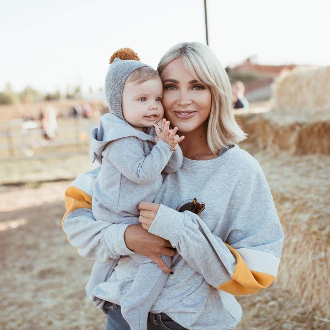 Cara Van Brocklinさんのインスタグラム写真 - (Cara Van BrocklinInstagram)「Last year at this time 😍! I can’t believe how much bigger my babies are in just 1 year! And I can’t wait for all the fun Octoberness 🎃」10月3日 23時12分 - caraloren