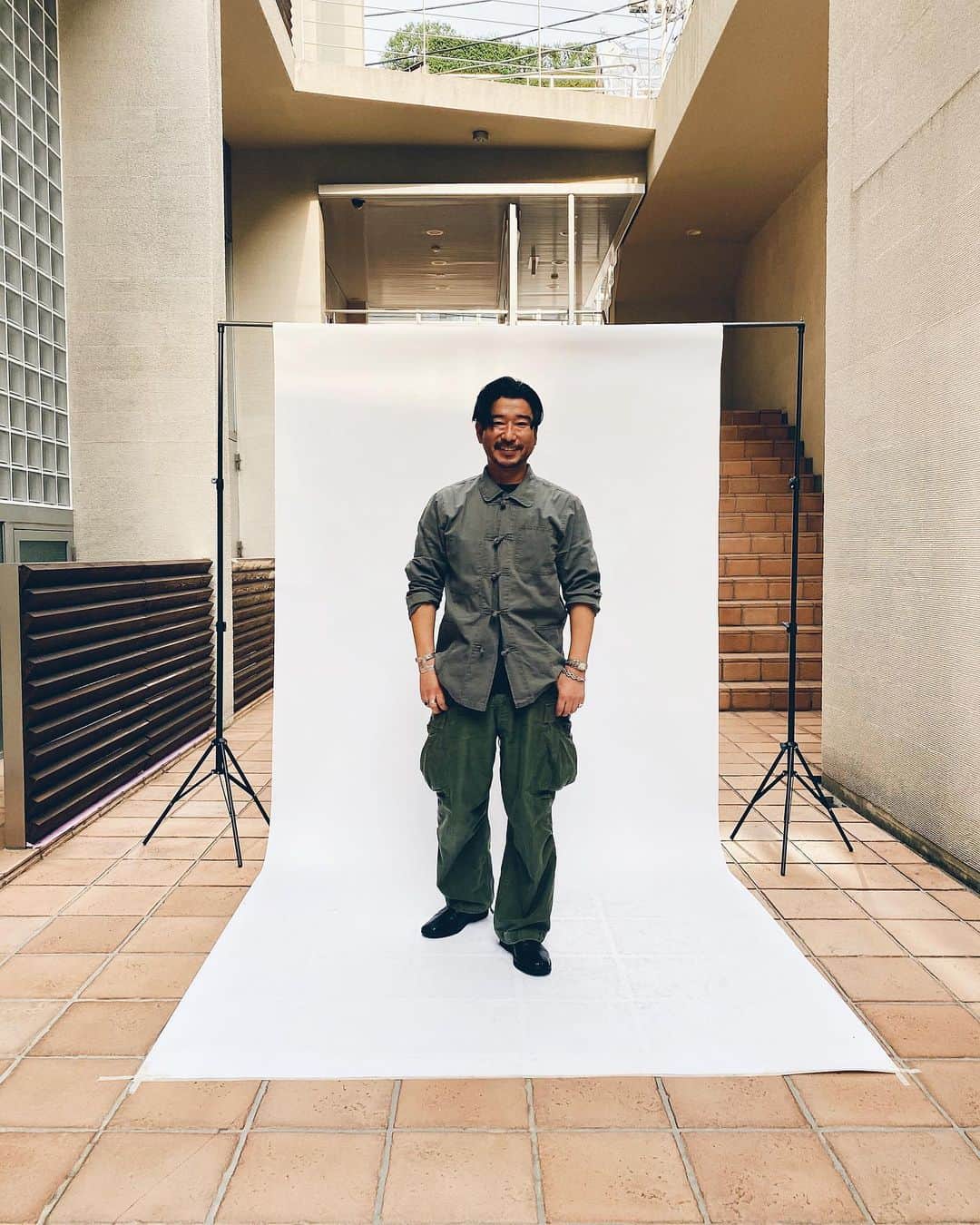小塚源太のインスタグラム：「shooting🛎 スタンドインならぬ 撮影終わりに果敢に入っていったりと 今日も楽しい現場でした🙌🏼 #khaki #fashion #menstyle」