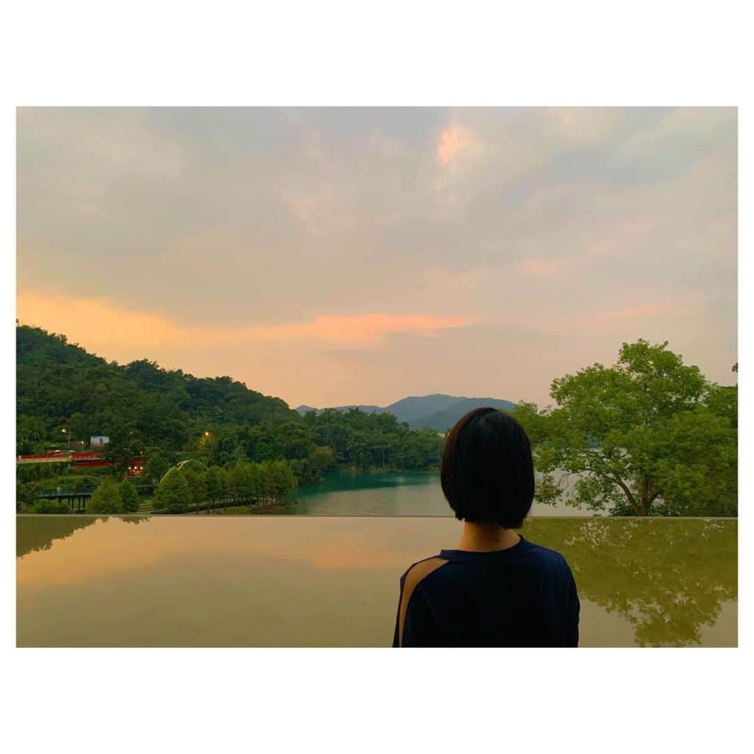 煌月爽矢のインスタグラム：「.﻿ .﻿ これは日月潭の夕焼け﻿ ﻿ ﻿ 我聽說日月潭交通不方便﻿ 所以很難去﻿ 可是這次去了之後發現一點都不會不方便﻿ ﻿ ﻿ #台湾﻿ #台湾生活﻿ #日月潭﻿」