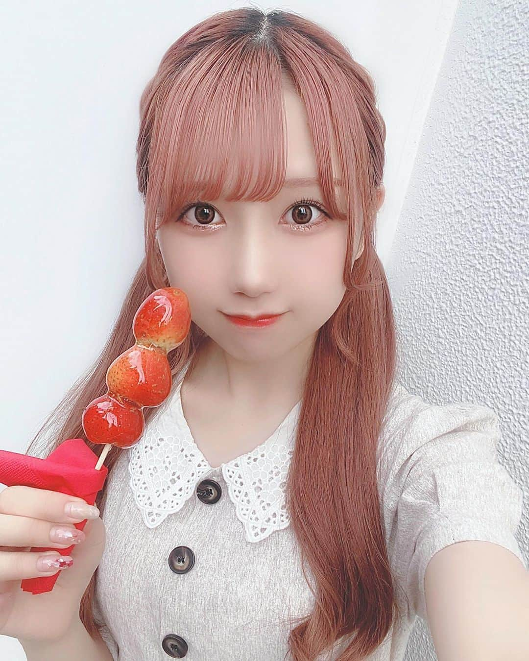 楠木しゅりさんのインスタグラム写真 - (楠木しゅりInstagram)「🍓  ダイエットしてるのにいちごあめ食べてしまった( ᵕ ᵕ̩̩ ) おいしかった( ᵕ ᵕ̩̩ )わりと前だけど、  食べるのすきすぎてダイエットむいてない〜( ᵕ ᵕ̩̩ )にくたべたい  これからひっそりインスタがんばろうかなあと思ってる、たぶん」10月3日 23時24分 - kusunoki_shuri