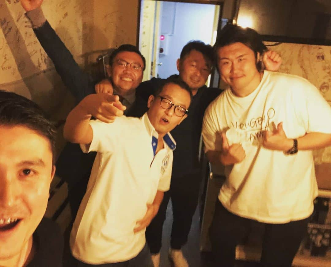 真壁伸弥さんのインスタグラム写真 - (真壁伸弥Instagram)「スペースマーケット会 またお話できたら嬉しい。 そして肉がうまい。  #スペースマーケット #ラグビー #起業家 #ウイスキー #ラバー #makaway」10月3日 23時24分 - makaberian5