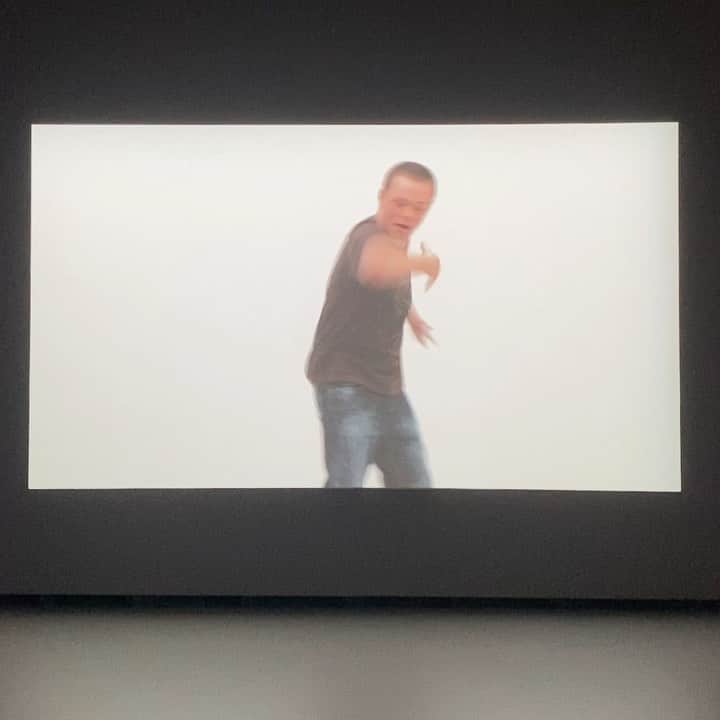 クリスヴァンアッシュのインスタグラム：「@FONDATIONLV / RINEKE DIJKSTRA / THE KRAZYHOUSE / #🖤 SOUND ON!  #fondationlv #rinekedijkstra」