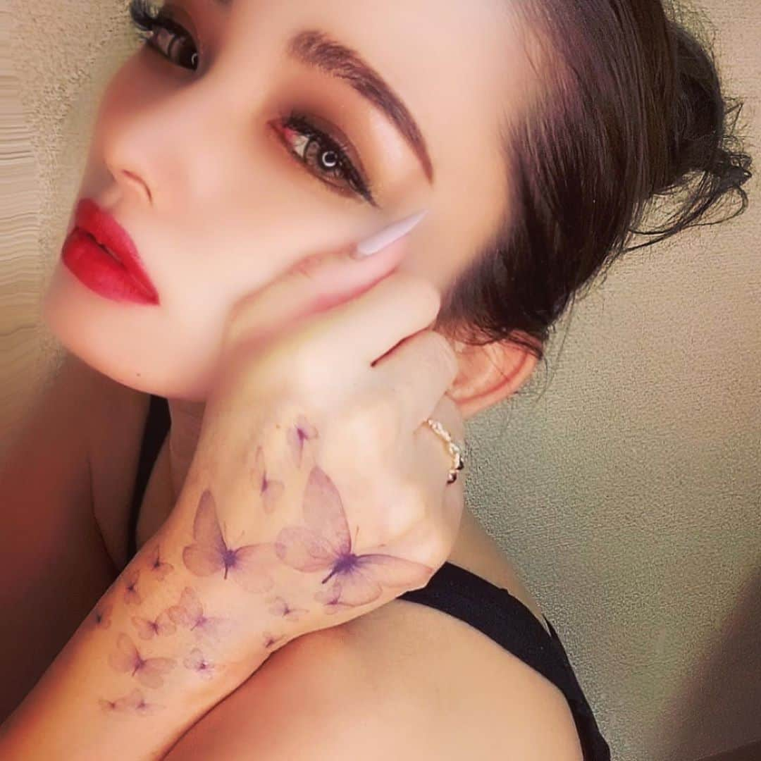 CHINATSUさんのインスタグラム写真 - (CHINATSUInstagram)「@suhada_irodore  #suhada #タトゥーシール   𝐨𝐧 𝐚 𝐬𝐩𝐞𝐜𝐢𝐚𝐥 𝐝𝐚𝐲 𝐢𝐧 𝐨𝐧𝐞'𝐬 𝐝𝐚𝐢𝐥𝐲 𝐥𝐢𝐟𝐞  いつもの日常を少しだけ特別に。  https://suhada.official.ec/?utm_source=gift&utm_medium=insta&utm_campaign=gif  わたしは自分の手が嫌い。 お気に入りの指輪と その指輪に向かって飛んでく蝶々🦋のお陰で少し好きになれた。  簡単に綺麗に貼れて ３日ほどしかもたないけれど その3日は手が好き。 特別な日  あと2種類あるけど どこに貼ろうかな✩.*˚  #タトゥーシール  #特別な日に #蝶々 #指輪  #素肌に最高の贅沢を #素肌メイク  #コンプレックスを魅力に  #butterflytattoo #beautyphotographer #beautifulpeople #tattoodesign #tattoogirl #Shímáo #shimao」10月3日 23時39分 - chinatsu.k621