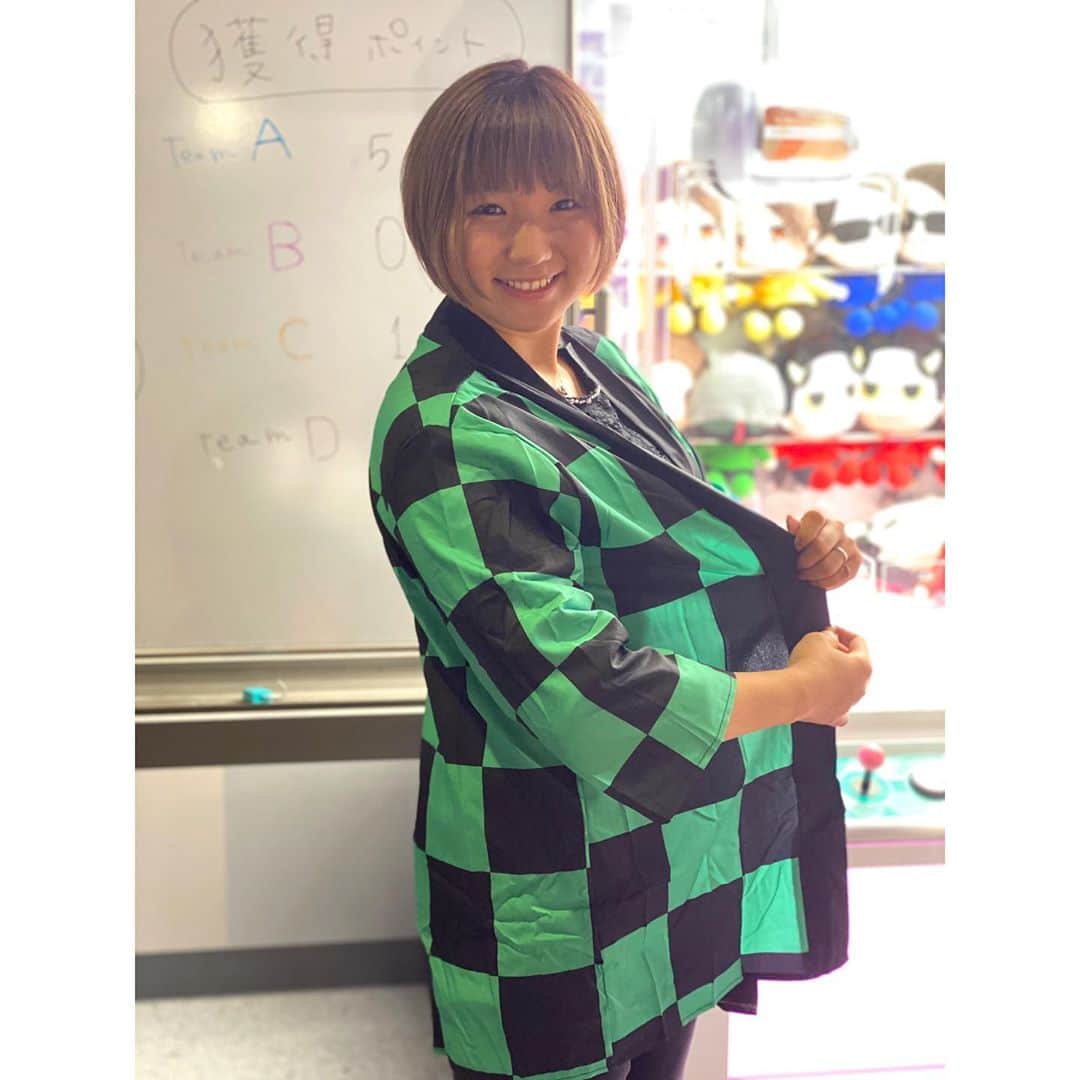 寺下智香（プロボウラー）のインスタグラム：「ディノスパークで全力で楽しんでまいりました😁✨ プリクラがレアすぎる💦（笑）  ゲームするならディノスパークへ‼️  #ディノスパーク #ディノスパーク札幌狸小路 #ディノスパーク苫小牧 #クレーンゲーム #UFOキャッチャー #マリオカートなら私に任せて（笑） #鬼滅の刃 #かまどたんじろう #みつりちゃんクッション #妹がめちゃくちゃ喜んでくれました #プロボウラー #村上拓也プロ #佐久間信也プロ #江川司プロ #村上好プロ #田代小夏プロ #寺下智香 #６プロ #プロボウラー #ボウリング #プリクラ #レアです」