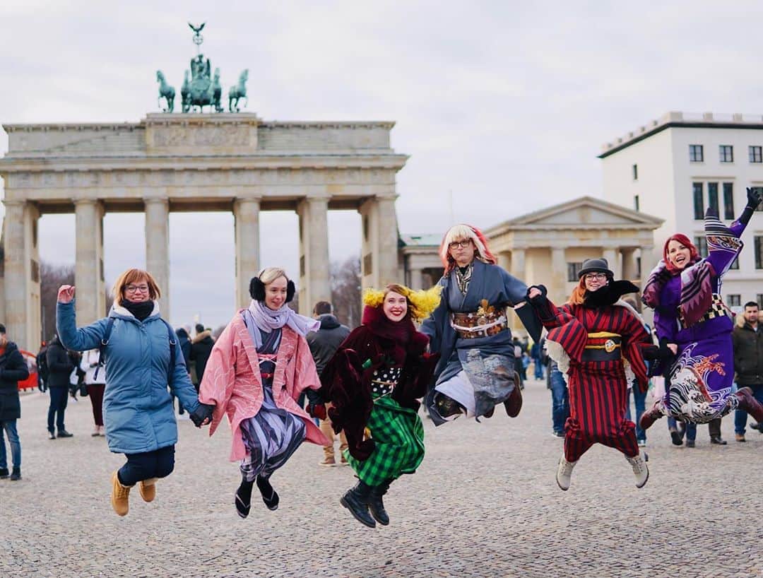 Anji SALZさんのインスタグラム写真 - (Anji SALZInstagram)「Today is German Unity Day 🇩🇪 (Tag der deutschen Einheit) - which celebrates the reunification of West and East Germany! So here a nice memory with some fellow German kimono wearers in Berlin last year ❤️💫  今日はドイツ統一の日🇩🇪 30年前、ドイツが再統一したことを記念するドイツ連邦共和国の建国記念日。  去年はベルリンにで着物の仲間と集まった日にちを思い出す👘❤️」10月3日 23時40分 - salztokyo