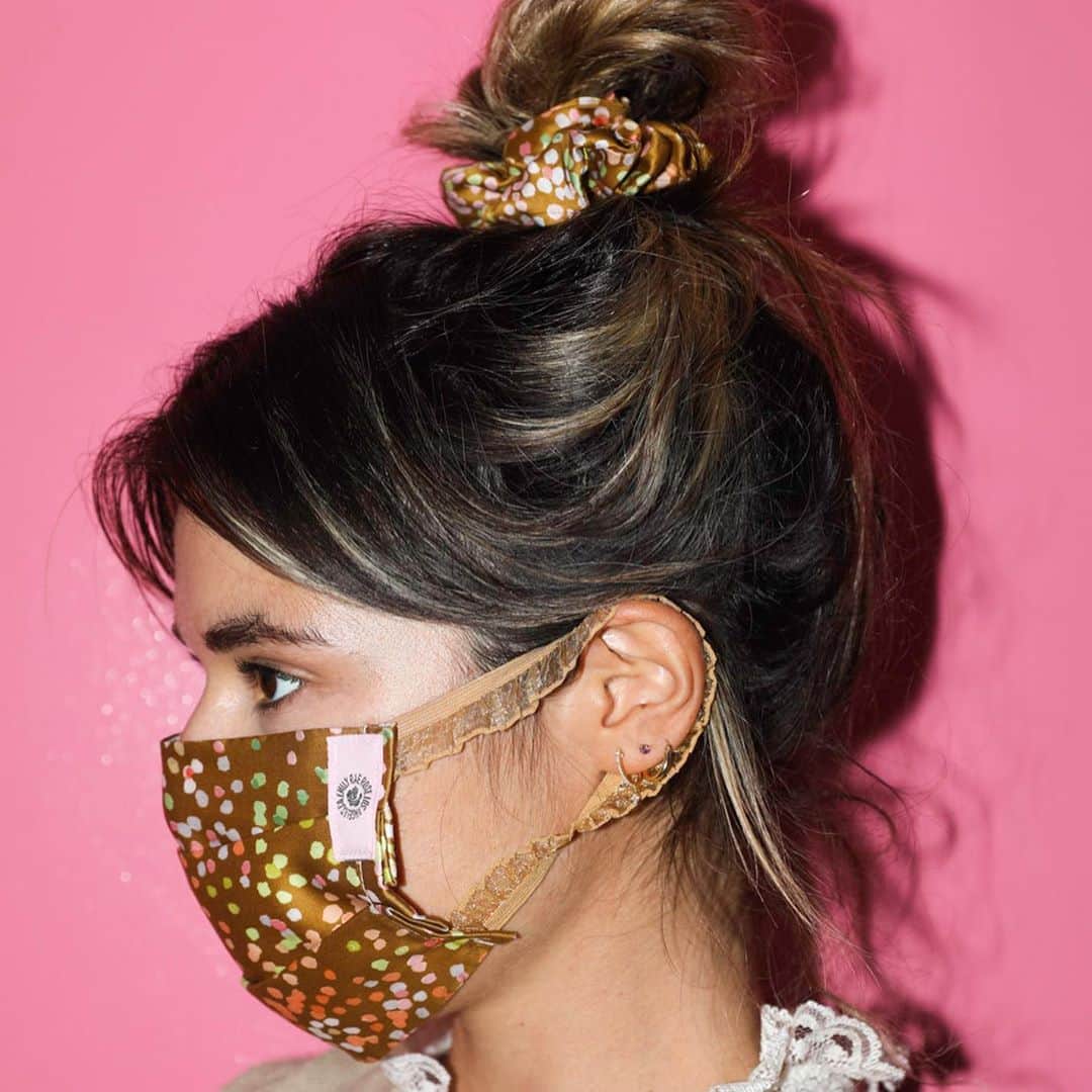 Fred Segalさんのインスタグラム写真 - (Fred SegalInstagram)「MASKS + SCRUNCHIES⁠⠀ ⁠⠀ Your new favorite matching duo from #EmilyRaeRose 👯‍♀️⁠⠀ ⁠⠀ Available at FS Sunset and FredSegal.com ♥️⁠⠀ ⁠⠀ ⁠⠀ #masks #facemasks #protectivemasks #clothmasks #mask #scrunchies #maskaccessories #hairscrunchies @emilyraerose @emilyraeroseforyou #fredsegal」10月3日 23時41分 - fredsegal