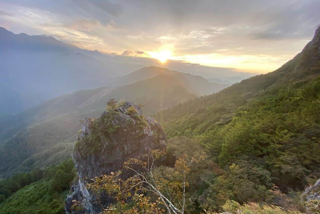 伊東秀和さんのインスタグラム写真 - (伊東秀和Instagram)「二子山✨ アップ後に平山さんに、新しい魅力的な13aのラインや、先週プロジェクトが初登され完成した中秋✨などをオススメされてググッと心が大きく揺れたけど😍 前回の反省を活かして、まず1本に集中する事に😅 祈り🌟【8a+~8b?】ヌンチャクをかけてムーブを再確認して次のトライでしっかり決めれた💫 📸 @takaoshibata  前回あまりにも1日で頑張り過ぎて腱鞘炎の状態が前回より少し悪化していたけど、なんとか集中して登れて良かった💥来るたびに少しずつ岩にフィットしてきてる感覚も嬉しい。  その後、中秋【8b〜8b+？】 ムーブを確認して次のトライで良い感覚だったけど上部でフォール。素晴らしい課題でまた次回頑張りたい！最後のトライ見た夕暮れ時の景色。1日の疲れが吹っ飛ぶ美しさ💫 今日も移り変わる空気と景色が最高でした✨✨✨夕暮れ時 📸 @yuji_hirayama_stonerider   また来週を楽しみに、1週間は指を優しく使いながら調整して出来るだけ回復させよう⤴️ @raffinee_orientalbio @mammut_japan @camp1889 @oganoclimbing  #二子山 #小鹿野町 #小鹿野クライミング委員会 #夕暮れ時の空 #日本 #日本の絶景 #癒しの時間 #climbing #enjoy #再会に感謝」10月3日 23時41分 - hide9a2019