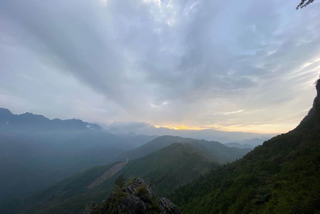 伊東秀和さんのインスタグラム写真 - (伊東秀和Instagram)「二子山✨ アップ後に平山さんに、新しい魅力的な13aのラインや、先週プロジェクトが初登され完成した中秋✨などをオススメされてググッと心が大きく揺れたけど😍 前回の反省を活かして、まず1本に集中する事に😅 祈り🌟【8a+~8b?】ヌンチャクをかけてムーブを再確認して次のトライでしっかり決めれた💫 📸 @takaoshibata  前回あまりにも1日で頑張り過ぎて腱鞘炎の状態が前回より少し悪化していたけど、なんとか集中して登れて良かった💥来るたびに少しずつ岩にフィットしてきてる感覚も嬉しい。  その後、中秋【8b〜8b+？】 ムーブを確認して次のトライで良い感覚だったけど上部でフォール。素晴らしい課題でまた次回頑張りたい！最後のトライ見た夕暮れ時の景色。1日の疲れが吹っ飛ぶ美しさ💫 今日も移り変わる空気と景色が最高でした✨✨✨夕暮れ時 📸 @yuji_hirayama_stonerider   また来週を楽しみに、1週間は指を優しく使いながら調整して出来るだけ回復させよう⤴️ @raffinee_orientalbio @mammut_japan @camp1889 @oganoclimbing  #二子山 #小鹿野町 #小鹿野クライミング委員会 #夕暮れ時の空 #日本 #日本の絶景 #癒しの時間 #climbing #enjoy #再会に感謝」10月3日 23時41分 - hide9a2019