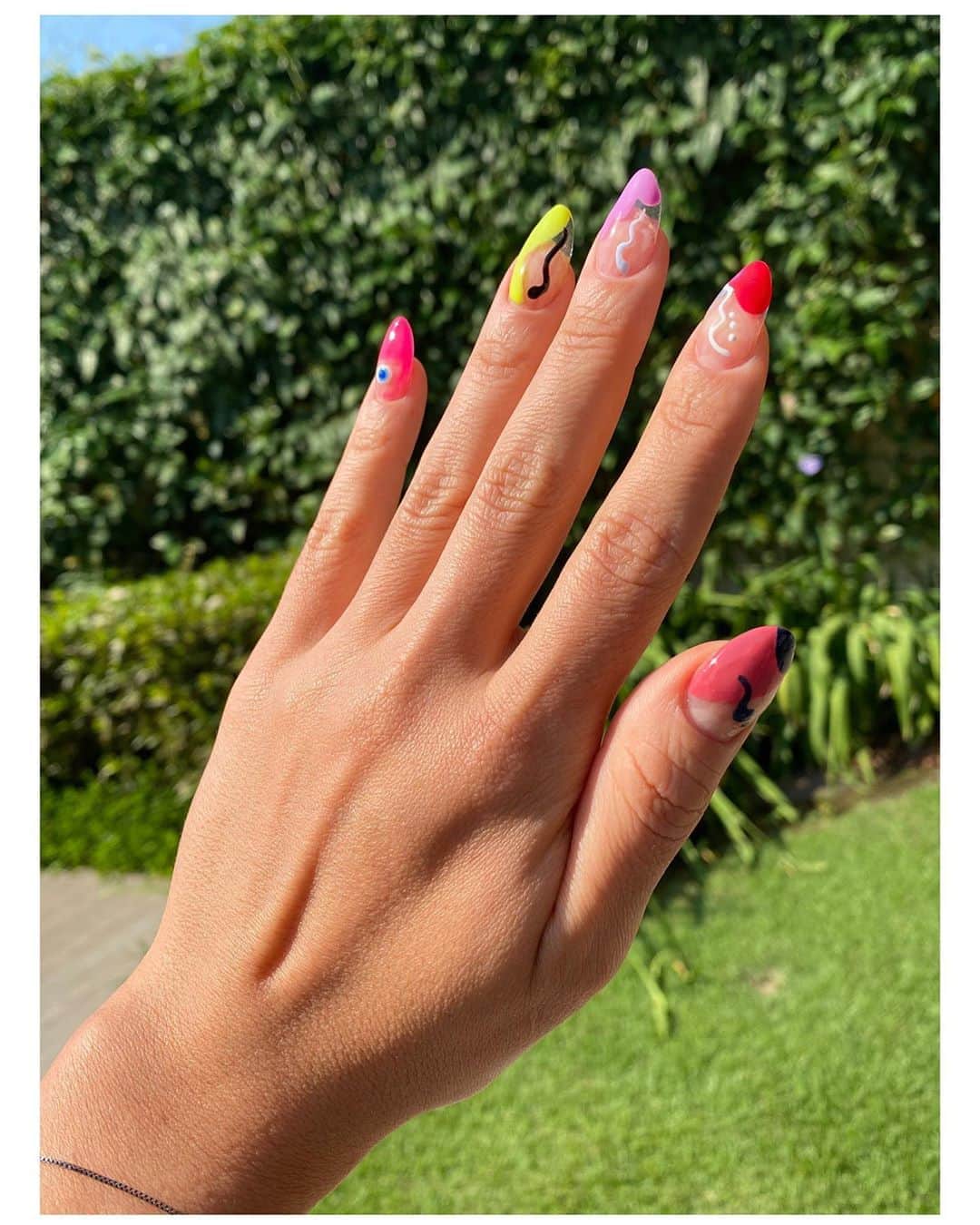 ジュリアナ・パエスのインスタグラム：「Arte sempre vai bem!!!!! #artedesabado #nailart @millenaoliveiranails vc arrebenta!!!!!!!!!」