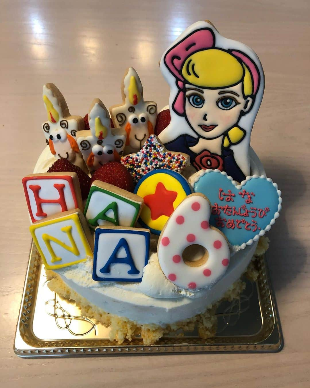 Chieさんのインスタグラム写真 - (ChieInstagram)「Happy Birthday Hana🎊  生まれてきてくれてありがとう❤  もう7年…まだ7年  まだまだ未熟なママだけど一緒にこれからも成長していこうね  お互いそれぞれの人生を笑って楽しく過ごせるように願いを込めて…  2枚目→喜びの舞🎶 3～5枚目→ 去年postし忘れてた6歳の写真も記録として…✐  こうして見比べるとだいぶお姉さんになったなぁとしみじみ😭✨  今年のハナの誕生日プレゼントの希望は…🎁 「文房具のシール👑」  パパも私も拍子抜け😅」10月3日 23時41分 - tiem415