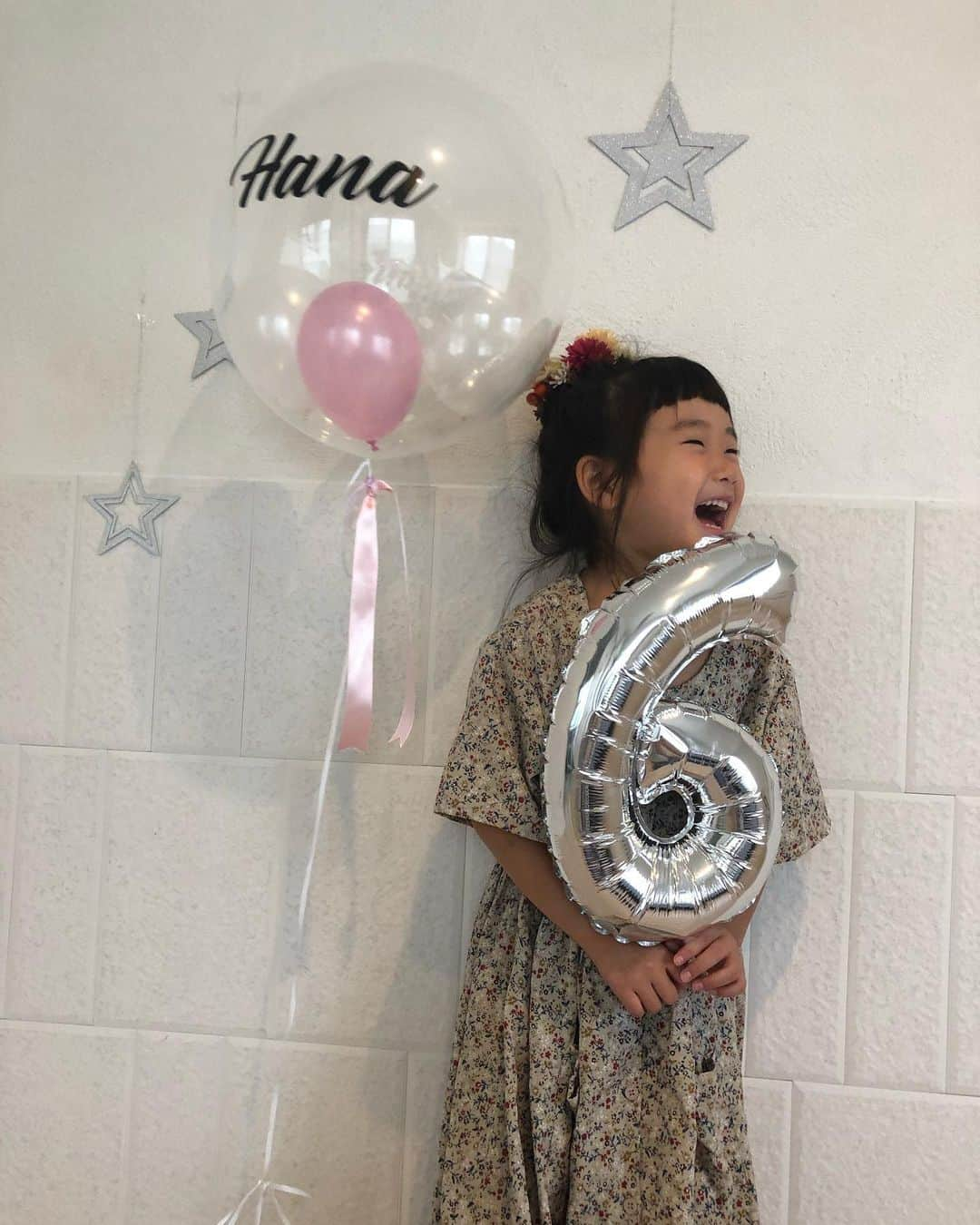 Chieさんのインスタグラム写真 - (ChieInstagram)「Happy Birthday Hana🎊  生まれてきてくれてありがとう❤  もう7年…まだ7年  まだまだ未熟なママだけど一緒にこれからも成長していこうね  お互いそれぞれの人生を笑って楽しく過ごせるように願いを込めて…  2枚目→喜びの舞🎶 3～5枚目→ 去年postし忘れてた6歳の写真も記録として…✐  こうして見比べるとだいぶお姉さんになったなぁとしみじみ😭✨  今年のハナの誕生日プレゼントの希望は…🎁 「文房具のシール👑」  パパも私も拍子抜け😅」10月3日 23時41分 - tiem415