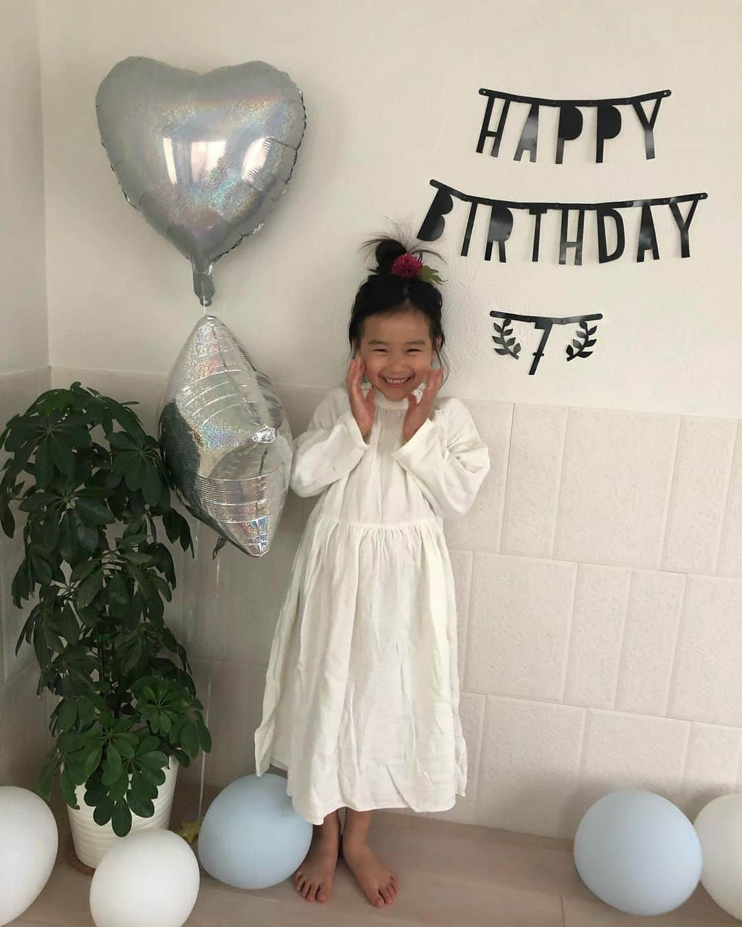 Chieのインスタグラム：「Happy Birthday Hana🎊  生まれてきてくれてありがとう❤  もう7年…まだ7年  まだまだ未熟なママだけど一緒にこれからも成長していこうね  お互いそれぞれの人生を笑って楽しく過ごせるように願いを込めて…  2枚目→喜びの舞🎶 3～5枚目→ 去年postし忘れてた6歳の写真も記録として…✐  こうして見比べるとだいぶお姉さんになったなぁとしみじみ😭✨  今年のハナの誕生日プレゼントの希望は…🎁 「文房具のシール👑」  パパも私も拍子抜け😅」