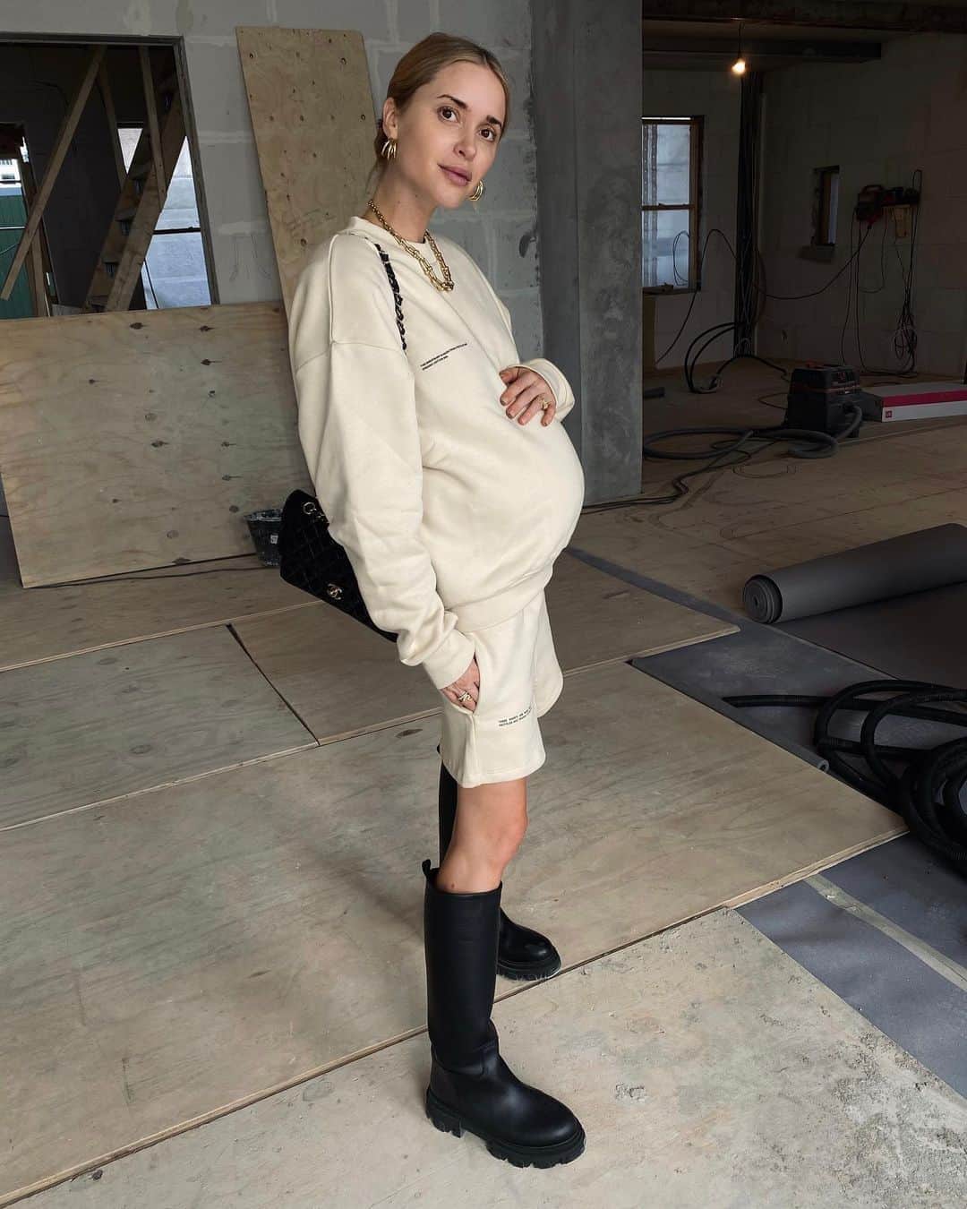 ペニーレ・タイスベックのインスタグラム：「Double up on waiting game...🏠+👼🏼」