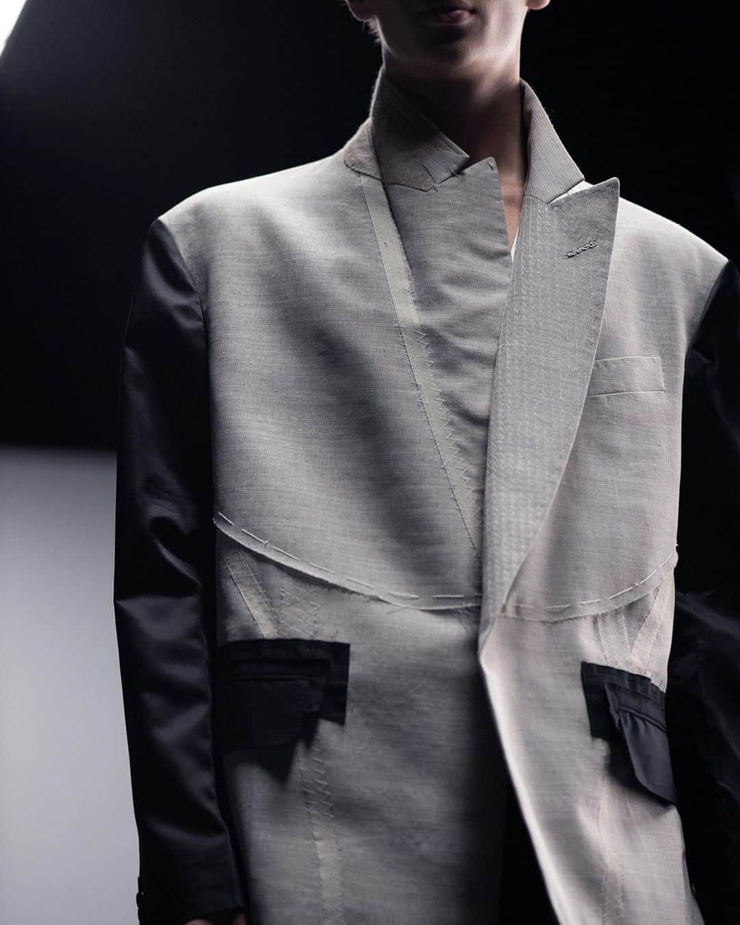 のインスタグラム：「SPRING SUMMER 2021 SHOW⁠⠀ TAILORING DETAILS⁠⠀ #dunhillSS21⁠⠀ ⁠⠀ "It is about recontextualising tailoring, ripping the guts out and using the components in a different order. Chest canvas or shoulder canvas, the things that are usually used for internal reinforcements become fabrics prized for their purity and naturalness and used as a focus rather than an aside. There is a notion of the amplification of craft and the amplification of these materials in their own right." - Mark Weston, Creative Director⁠⠀ ⁠⠀ Looks 1, 2 and 4 featured above. Follow the link in our bio to re-live the show and view the collection in full. ⁠⠀ ⁠⠀ Creative Director: #MarkWeston⁠⠀ Creative Consultant & Stylist: #ElliottSmedley⁠⠀ Photography: @jasonlloydevans⁠⠀ ⁠⠀ DUNHILL.COM」