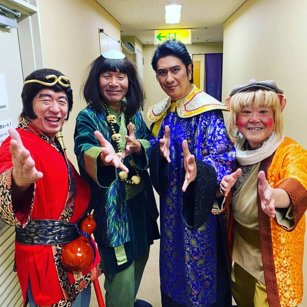 ダチョウ倶楽部さんのインスタグラム写真 - (ダチョウ倶楽部Instagram)「明治座公演｢西遊記｣  昨年も御一緒させて頂いた 川崎麻世さんと！  相変わらず、優しい麻世さん！  色々とありがとうございます！  #ダチョウ倶楽部 #肥後克広  #上島竜兵 #寺門ジモン #川崎麻世 さん #明治座 #西遊記 #ダチョウ倶楽部一座」10月3日 23時49分 - dachoclub_official