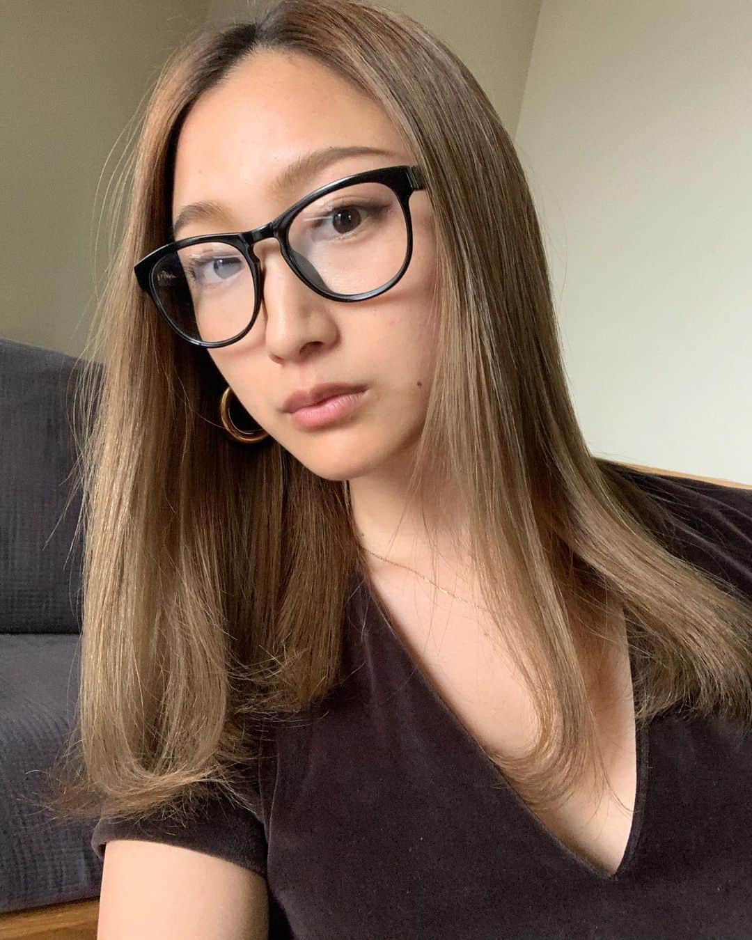 のインスタグラム：「【 Anyway,,,🕊✨ 】  今日は、朝から瞑想・ヨガのクラス、 スクール一期生、二期生の3時間ずつの講座 カウンセリング…と、素晴らしく充実した日々を 過ごすことができました。  心も気持ちもこもった大切な毎日。 想いを共感し会える皆様との繋がり。 気遣い、心遣い、愛を与え合えるこの環境に、 心から至福を感じ、感謝でいっぱいの日々を過ごしています。  @mother_leader2020  @mother___jp   ------------------------------  さて、実は昨日今日で、久しぶりに、 涙がこぼれ落ちるほど悲しい気持ちになる出来事に触れました。  また、それと同時に自己の中で大切なものが、 改めて露わになり、情熱を得ることもできました。　  とても悔しくて、悲しくて、涙が出る… しかしやっぱり、この言葉に、救われる。  " Anyway "  それでもなお。  完璧に、完全には出来ないけれど、 悩むことも、落ち込むこともなく、 冷静に、理解できる自分のやるべきことを、 その真実を伝えるだけ。  正直に生きる。 誰かの為になる行動や言動を目印に、 ただ真っ直ぐに進んでいくことができると、 後悔どころか損もなく、全ての筋道が見えて来る。  私を、MOTHERを、信じてくださる皆様の為に、 信頼を、人生をも委ねてくださる皆様へ、 ただ、無償の愛をもってお応えするために、 今もこうしてここに存在するだけ。  それでもなお、あり続けよう。  ------------------------------  People are unreasonable, illogical, and self-centered, LOVE THEM ANYWAY  人は不合理、非論理、利己的です それでもなお、人を愛しなさい  If you do good, people will accuse you of selfish, ulterior motives, DO GOOD ANYWAY  あなたが善を行うと、 利己的な目的でそれをしたと言われるでしょう それでもなお、善を行いなさい  If you are successful, you win false friends and true enemies, SUCCEED ANYWAY  目的を達しようとするとき、 不実な友だちと本物の敵に出会うでしょう それでもなお、やり遂げなさい  The good you do will be forgotten tomorrow, DO GOOD ANYWAY    善い行いをしても、 おそらく次の日には忘れられるでしょう それでもなお、し続けなさい  Honesty and frankness make you vulnerable, BE HONEST AND FRANK ANYWAY  あなたの正直さと誠実さとが、あなたへの攻撃を招くでしょう それでもなお、正直で誠実であり続けなさい  What you spent years building may be destroyed overnight, BUILD ANYWAY  何年もかけて作り上げたものが、一晩で壊されるでしょう それでもなお、作り続けなさい  People really need help but may attack you if you help them, HELP PEOPLE ANYWAY  本当に助けを必要とする人たちも、 助けたあなたに恩知らずの仕打ちをするでしょう それでもなお、助け続けなさい  Give the world the best you have And you’ll get kicked in the teeth, GIVE THE WORLD THE BEST YOU’VE GOT ANYWAY.  あなたの中の最良のものを、この世界に与えなさい たとえそれが十分でなくても それでもなお、最良のものをこの世界に与え続けなさい  You see, in the final analysis, it is between you and God; It was never between you and them anyway.  最後に振り返ると、あなたにもわかるはず 結局は、全てあなたと内なる神との間のことなのです あなたと他の人の間のことであったことは一度もなかったのです」」