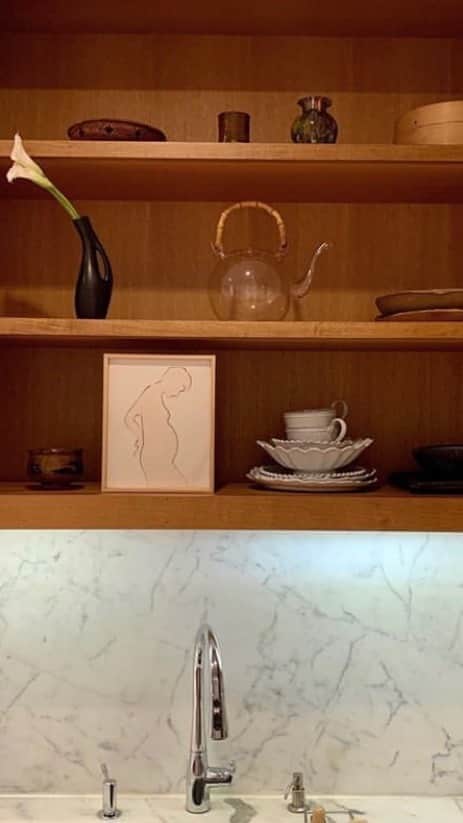 大塚良子のインスタグラム：「I'm gonna short tour of the kitchen space. キャプションにお気に入り追記しました。 Water server @berkey_filters  Kettle @fellowproducts  Desk light #eileengray  Nonstick Copper Frying Pan #cooksmark   #newyorkcity #chelsea  #manhattan #life #nymom #homesweethome #interior   収納が沢山あって使い勝手の良いキッチンスペースを撮ってみたんだけどREELSって難しいね笑　テキストとかちゃんと表示できなかった… #我が家のキッチン #キッチン #インテリア」
