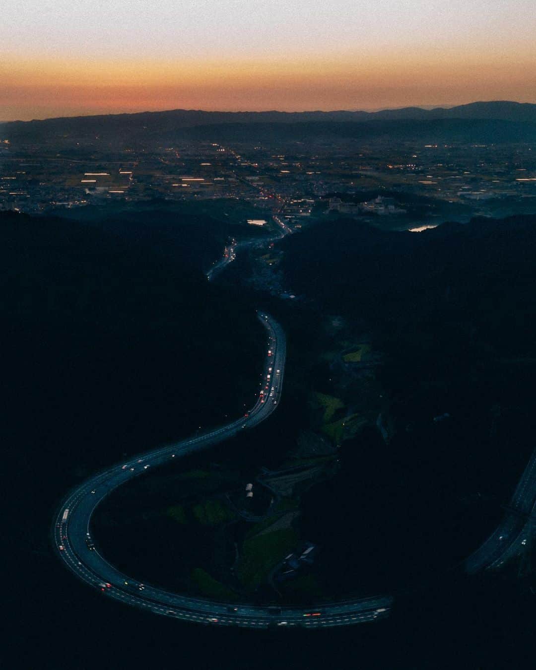 山中海輝のインスタグラム：「If I lay here If I just lay here Would you lie with me And just forget the world. 〜Chasing cars〜」