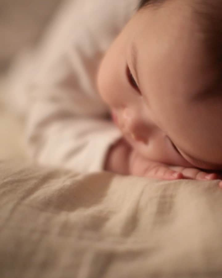 MOMOツインズのインスタグラム：「You know you are in for a long night #momsnightmare #imnottiredyet #sleepbabysleep」