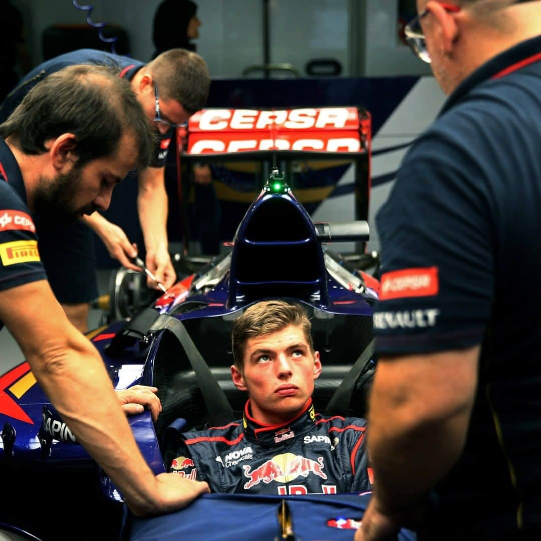 F1さんのインスタグラム写真 - (F1Instagram)「Six years ago today, just three days after his 17th birthday, Max Verstappen became the youngest driver to ever take part in an F1 race weekend 👦 .  Max took to the track at Suzuka and finished an impressive P12 for Toro Rosso in FP1 - and we knew a special talent had arrived 🇯🇵 .  #F1 #Formula1 #JapaneseGP #Suzuka #Japan #MaxVerstappen #RedBullRacing @maxverstappen1 @redbullracing」10月3日 23時57分 - f1