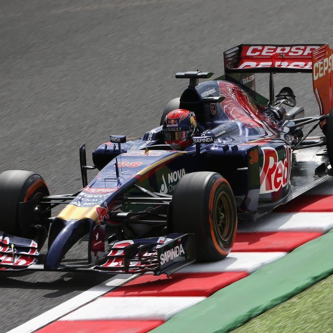 F1さんのインスタグラム写真 - (F1Instagram)「Six years ago today, just three days after his 17th birthday, Max Verstappen became the youngest driver to ever take part in an F1 race weekend 👦 .  Max took to the track at Suzuka and finished an impressive P12 for Toro Rosso in FP1 - and we knew a special talent had arrived 🇯🇵 .  #F1 #Formula1 #JapaneseGP #Suzuka #Japan #MaxVerstappen #RedBullRacing @maxverstappen1 @redbullracing」10月3日 23時57分 - f1