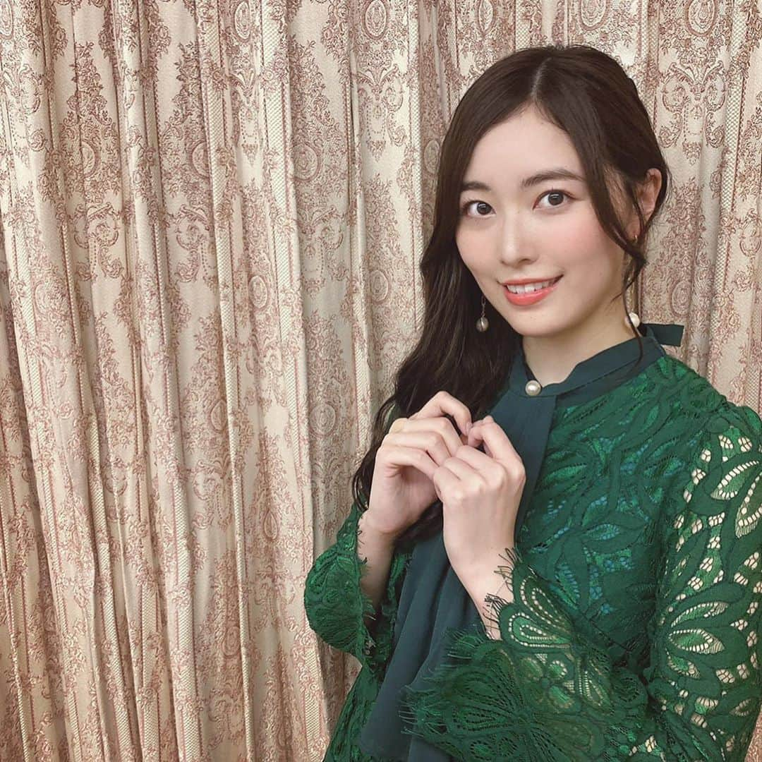 松井珠理奈さんのインスタグラム写真 - (松井珠理奈Instagram)「Guess where am I now?😜💕  私は今どこにいるでしょう？笑っ  #emeraldgreen  #green  #fashion  #dress  #idol #松井珠理奈 #jurinamatsui  #hairstyle #love #horseriding #photooftheday」10月3日 23時58分 - jurinamatsui3