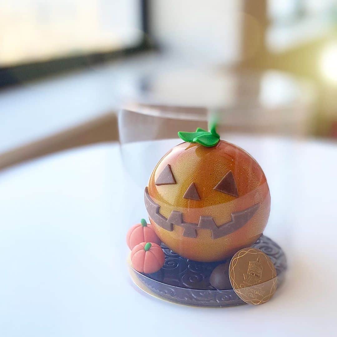 市川歩美のインスタグラム：「和光 ケーキ＆チョコレートショップ「ハロウィン限定　チョコレート細工」です🎃  和光のショコラティエは小熊亮平さん。洋菓子の世界大会クープ・デュ・モンド・ドゥ・ラ・パティスリーで日本代表メンバーに選出され、世界2位を勝ち取った方です⭐️  そんな小熊シェフによるハロウィンチョコレート。つやっつやに美しく、かわいくて美味しいです🎃  #ilovechocolate  #chocolat #chocolatelovers  #chocolate #チョコレート #チョコレート大好き #チョコレート好き #ショコラ #チョコレート好きと繋がりたい #チョコレートケーキ #カカオ #和光ケーキアンドチョコレートショップ #小熊亮平シェフ #ハロウィン #ハロウィーン #ハロウィンスイーツ #銀座」