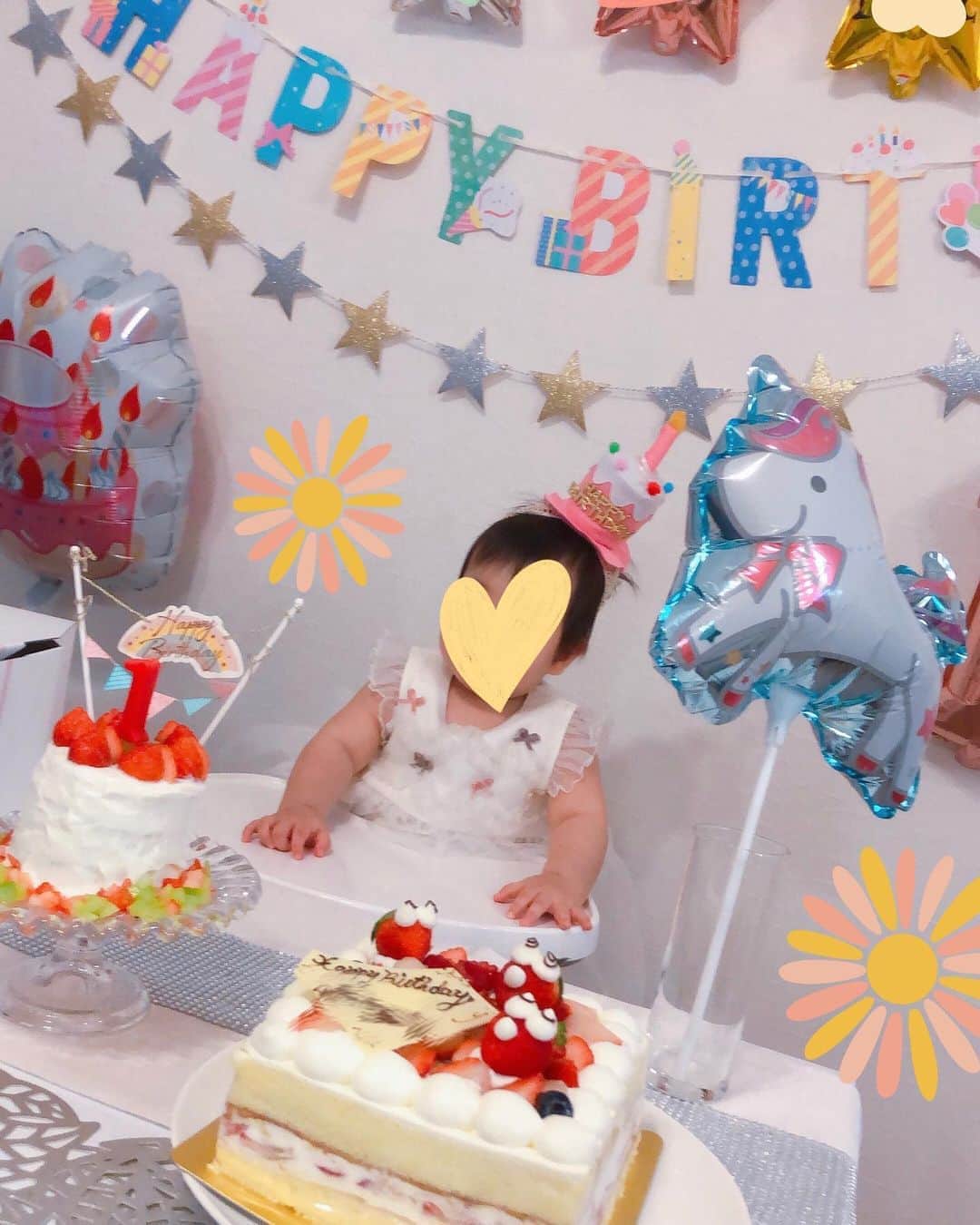 のインスタグラム：「. おかげさまで今日で娘が 1歳の誕生日を迎えました😊🎂❤️ . 一年前の今日、 元気な産声を主人と一緒に聞いて 感動して涙を流した日から一年。。 色んなことがありましたが、 特に大きな怪我や病気もなく 健康に1歳を迎えられたことが 親としてとても幸せです😌✨✨ . 私たち夫婦のもとに 生まれてきてくれて ありがとう😊❤️ . 私たち夫婦もパパ、ママ、 1歳になりました🌈 . あっという間の一年でした🌸 最初の頃はなんで泣いているのか分からず 新米パパママは寝不足で倒れそうに なりながら育児をしていました。 でもそれも今となっては懐かしい思い出で、 ひとつひとつ出来ることが増えていき 成長を見るのが、寝顔を見るだけで 笑顔を見るだけでこんなに娘から幸せを もらえるとは思いもしませんでした✨✨ . この一年で身長は約30cm伸びて 体重は6.5kgも増えました🙌🌸 . たくさんの家族や親戚や友達にも 支えてもらい今日を迎えられて、 喜びでいっぱいで今日は 幸せな一日になりました🥰 . そして誰よりもそばで支え、娘と向き合い 夫婦二人三脚で育児をしてきた主人には 心から感謝の気持ちでいっぱいです😊✨  まだまだ先のことだけど、 お嫁に行ってしまう日を考えると 寂しくて寂しくて仕方ないです😭❤️笑 . 今日はいつもお世話になっている 両家を招いてお祝いをしました🥳 またpostさせてください🎂🌸 . いつも娘のことを見守ってくださっています 皆さま、本当にありがとうございます🙏💖 これからも親バカ投稿が続きますが 宜しければお付き合いください🙇‍♀️❤️ .  #1歳誕生日 #初めの誕生日 #誕生日 #生後1歳 #生後12ヶ月 #生まれてきてくれてありがとう #❤️ #親バカ部 #誕生日ケーキ #感謝 #ファーストバースデー #赤ちゃん #赤ちゃんのいる暮らし #1歳 #生後365日 #令和元年ベビー #10月生まれ #one #love #happy #baby #hbd #anniversary #instagood #birthday #1stbirthday #babygirl #tokyo #japan」