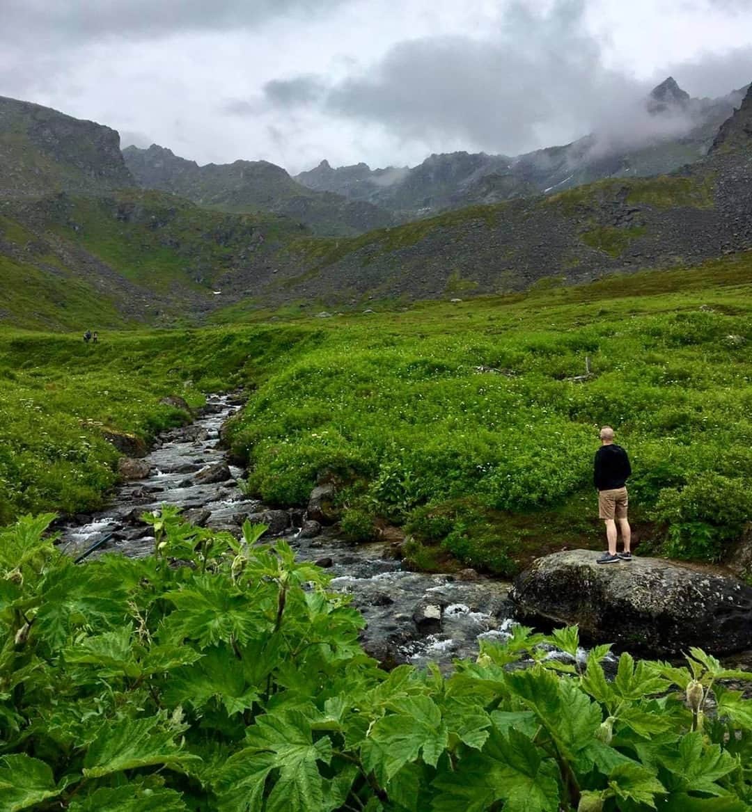 デルタ航空のインスタグラム：「Itching to get out and explore the world again? When you’re ready to fly, try someplace away from the crowds where you can hike for miles without seeing a soul. Delta employee Andrew says Anchorage is one of his favorite places to visit because it's the perfect combination of peaceful and adventurous.  "Being in nature is one of the easiest ways to escape and socially separate during the pandemic. Alaska has very clear and specific regulations to enter the state and I felt very safe there, as people were respectful in following those guidelines."  Photo: Andrew B. - Flight Attendant, #MSP」