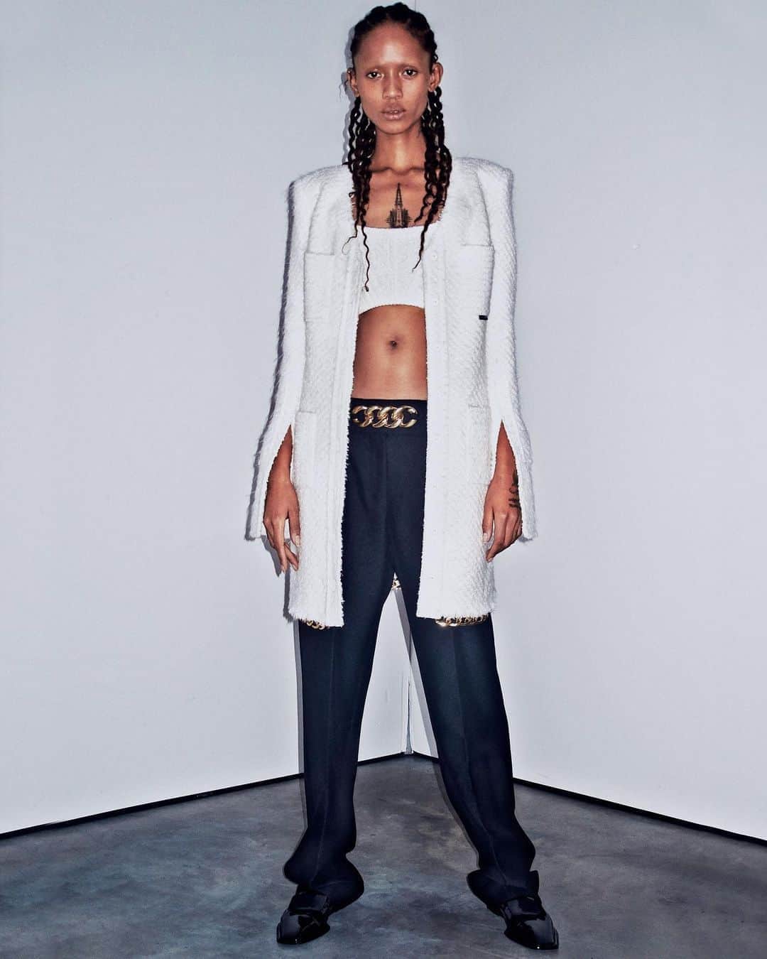 アレキサンダー・ワンのインスタグラム：「Dress code: jacket required. Me: -  FITTED SHIRT JACKET WITH INVERTED SLEEVE OPENINGS, LOGO BUTTON CLOSURE AND CHAIN TRIM AT HEM.  WIDE LEG WOOL TROUSER.   STRONG SUIT SHOT TO SHOP BY STEVEN KLEIN.」