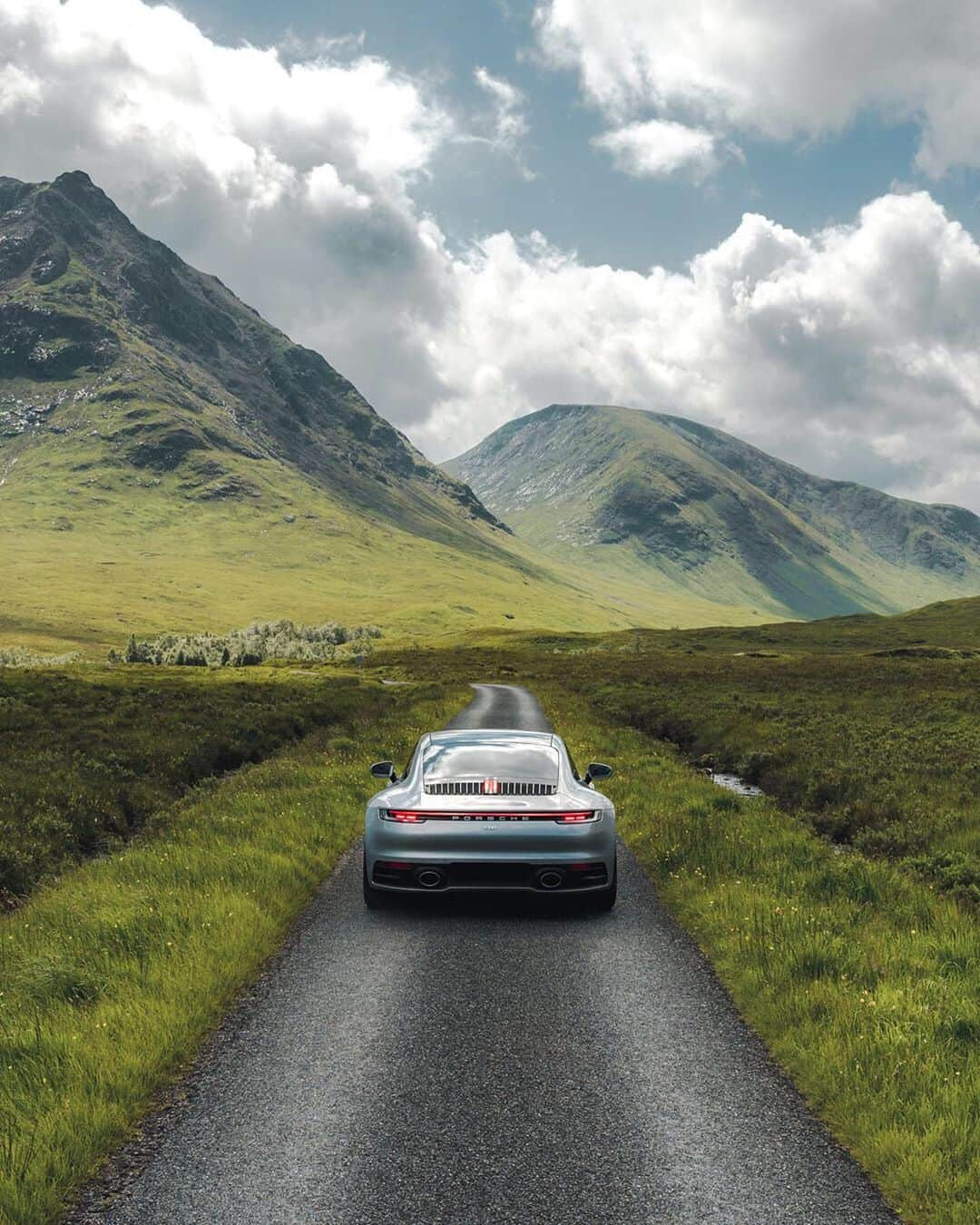 Porscheさんのインスタグラム写真 - (PorscheInstagram)「The Skye's the limit with a 911 by your side. Photographer Alex Stead took in spectacular views during his tour of the idyllic Scottish island. (📸 @alex_stead) #PorscheMoment」10月4日 0時01分 - porsche