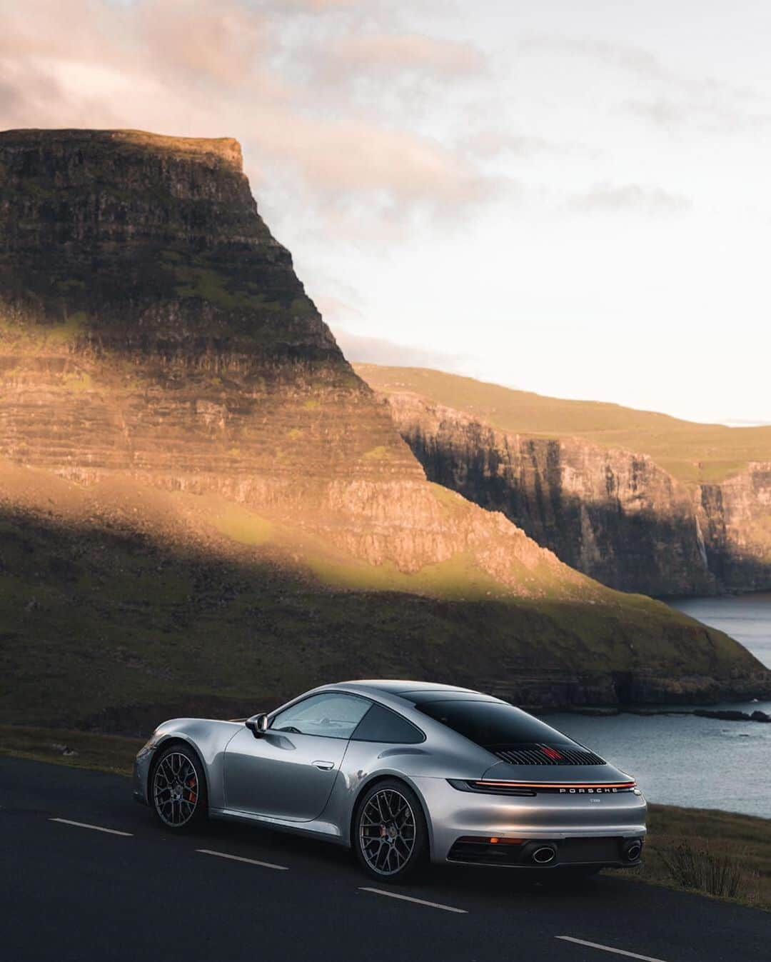 Porscheさんのインスタグラム写真 - (PorscheInstagram)「The Skye's the limit with a 911 by your side. Photographer Alex Stead took in spectacular views during his tour of the idyllic Scottish island. (📸 @alex_stead) #PorscheMoment」10月4日 0時01分 - porsche