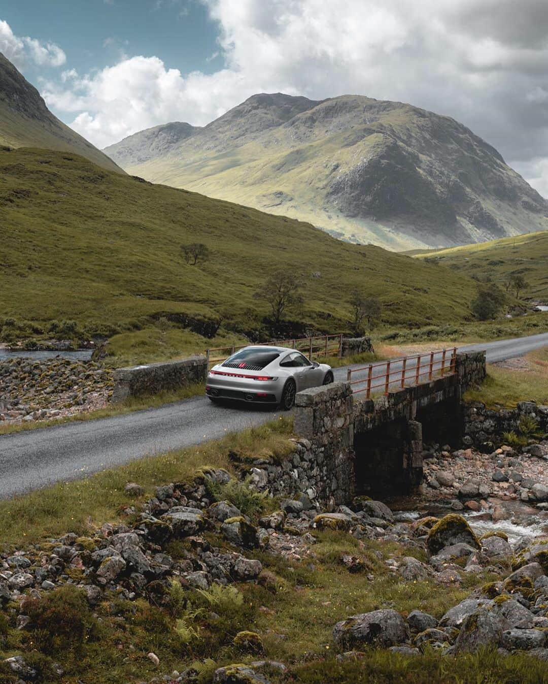 Porscheさんのインスタグラム写真 - (PorscheInstagram)「The Skye's the limit with a 911 by your side. Photographer Alex Stead took in spectacular views during his tour of the idyllic Scottish island. (📸 @alex_stead) #PorscheMoment」10月4日 0時01分 - porsche