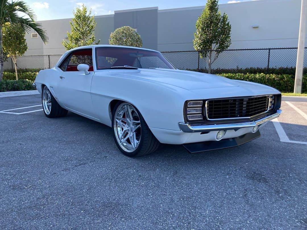 Classics Dailyさんのインスタグラム写真 - (Classics DailyInstagram)「#ClassicsFeature _____ It's a Camaro kind of day. Check out this '69 built by @miranda_built for @smokinc7. _____ #classiccar #musclecar #hotrod #protouring #prostreet #restomod #classicsdaily #streetrod #streetcar #customcar #hotrods #streetrods #chevrolet #camaro #69camaro」10月4日 0時01分 - classicsdaily
